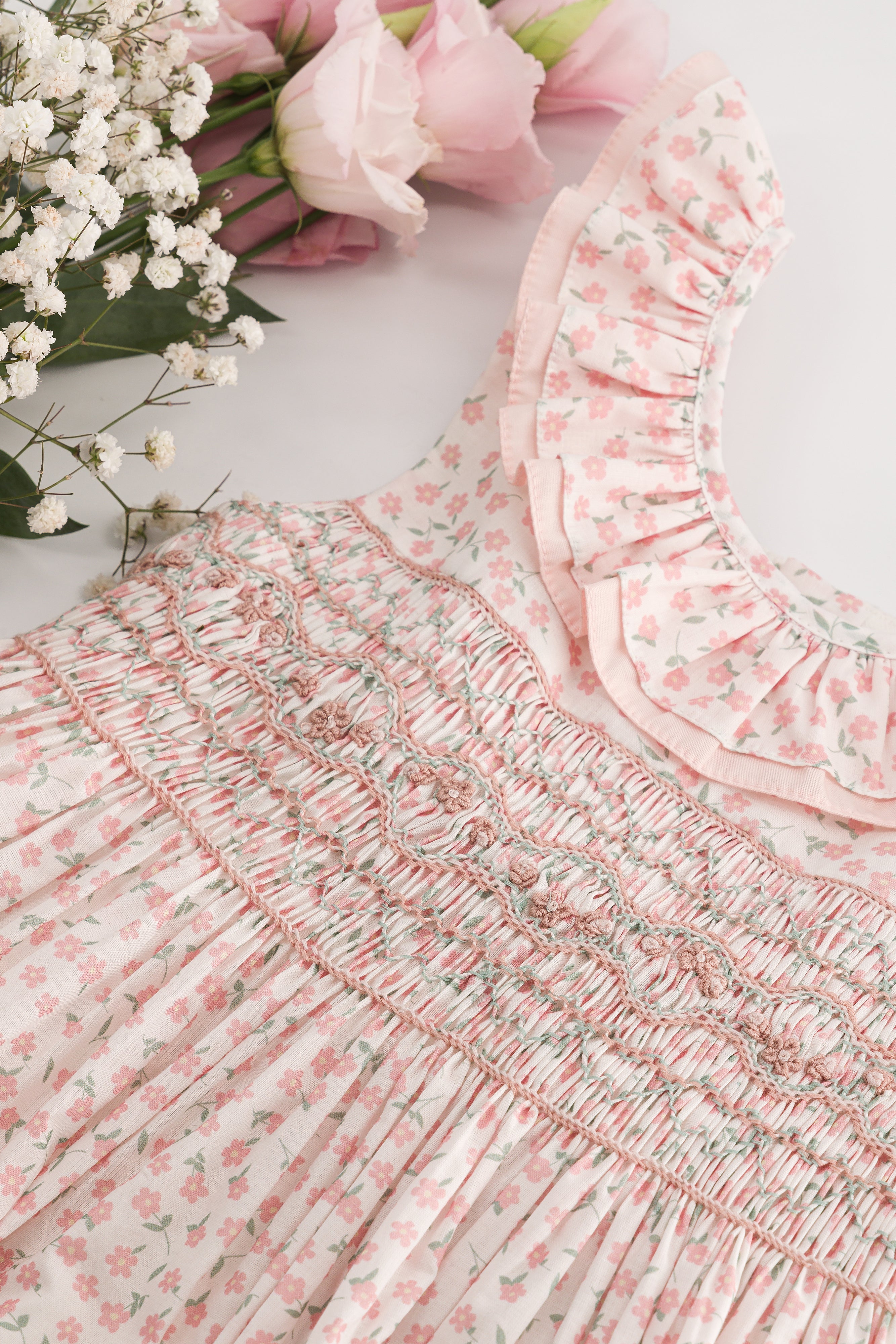 Mélina, robe à smocks, imprimé rose pâquerette