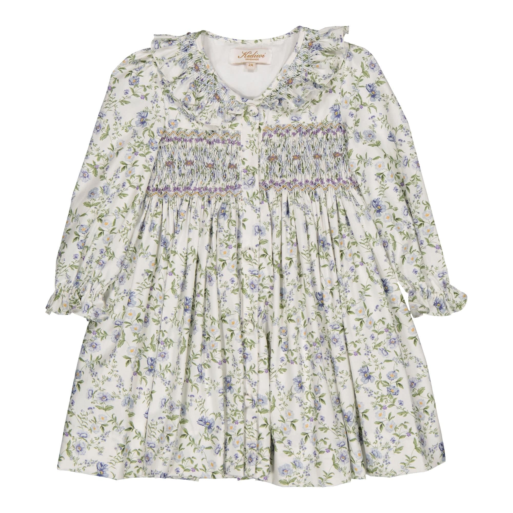 Adeline, robe à smocks, en imprimé romantique avec des fleurs bleues