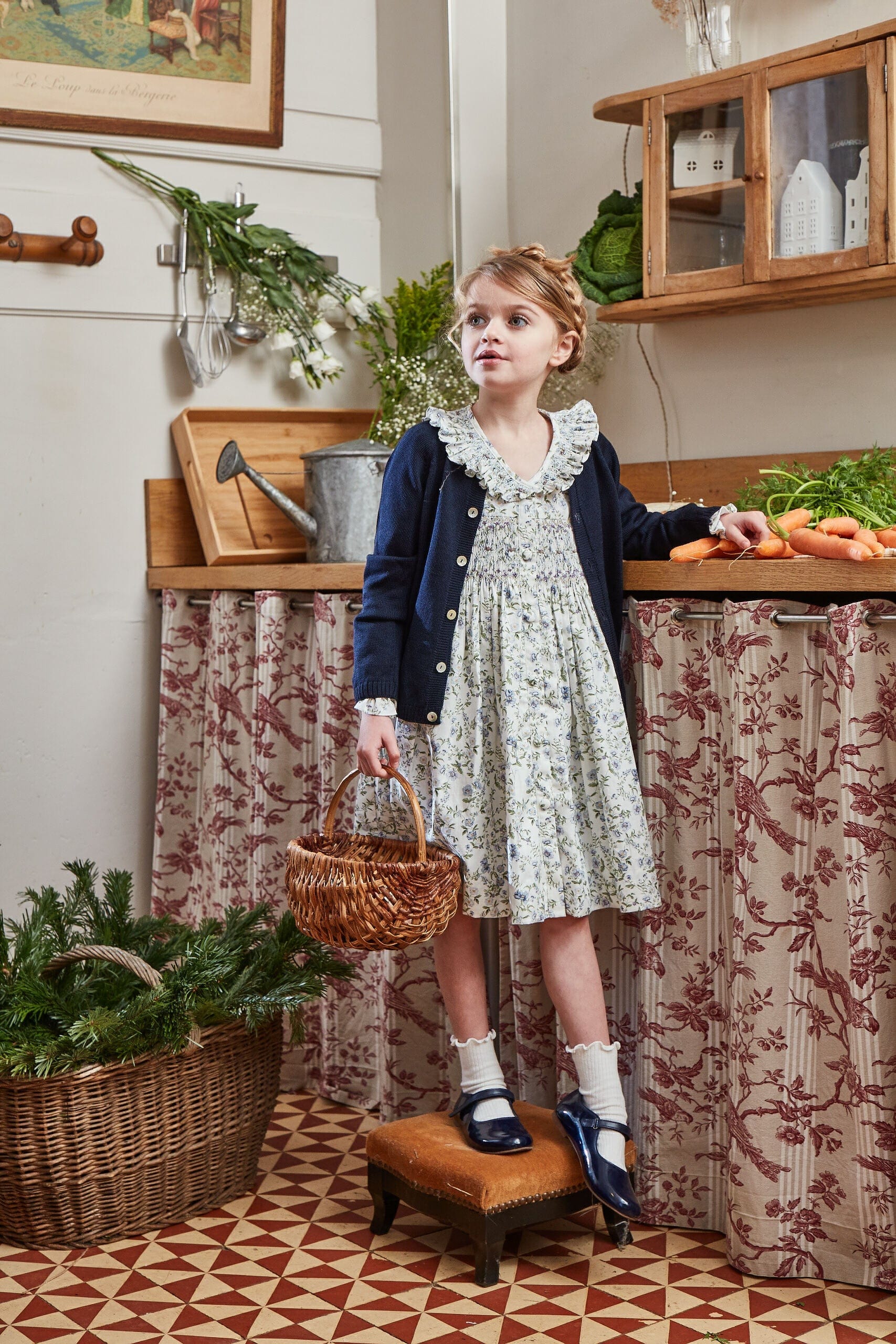 Adeline, robe à smocks, en imprimé romantique avec des fleurs bleues