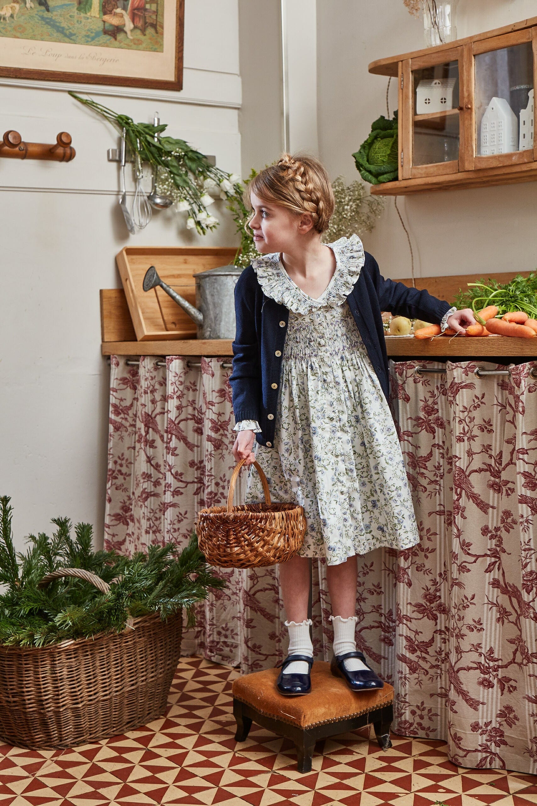 Adeline, robe à smocks, en imprimé romantique avec des fleurs bleues