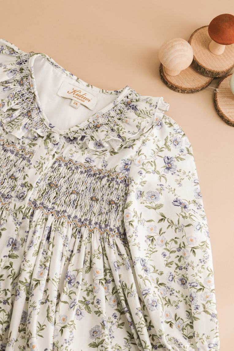 Adeline, robe à smocks, en imprimé romantique avec des fleurs bleues