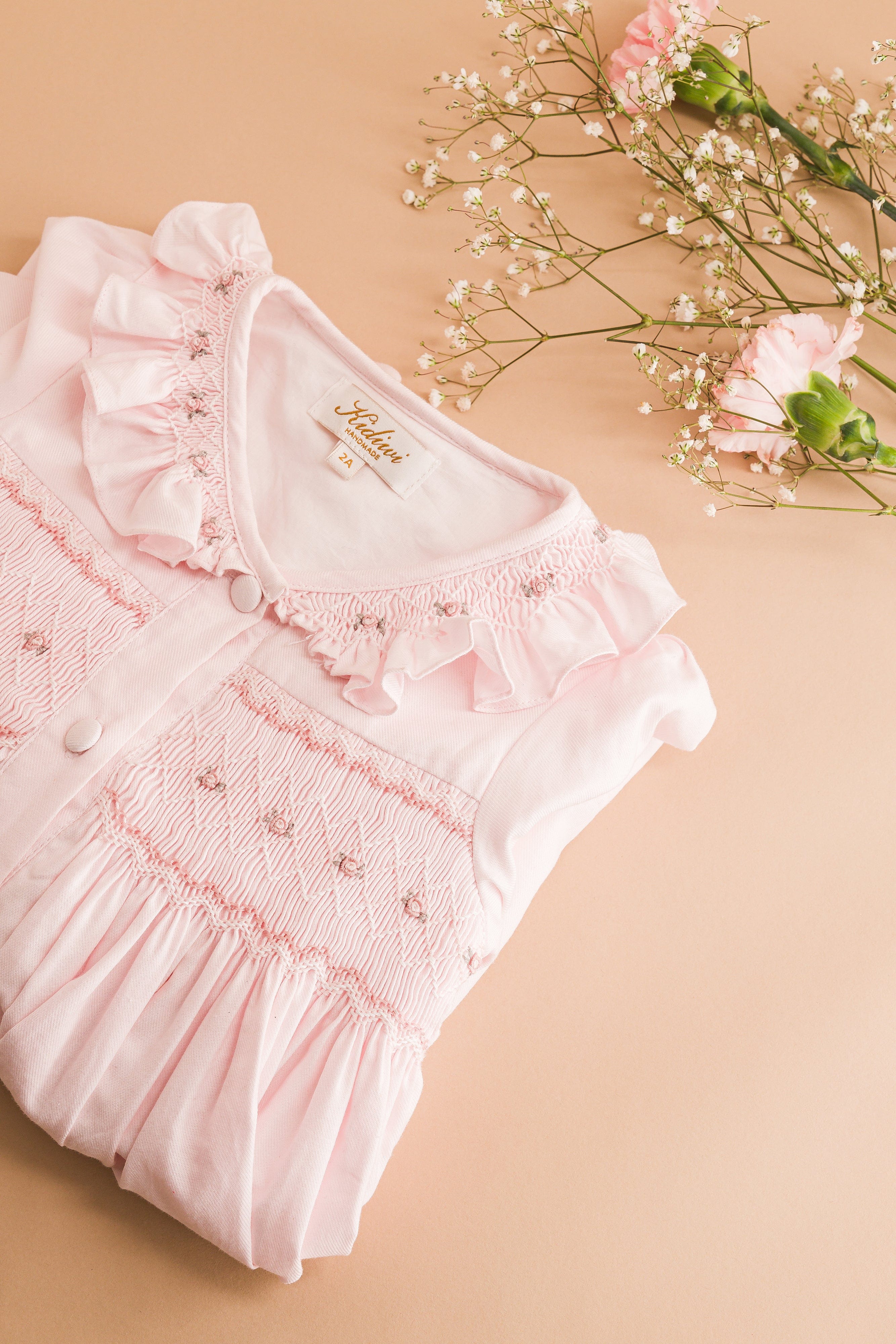 Adeline, robe à smocks en sergé de coton biologique rose pâle