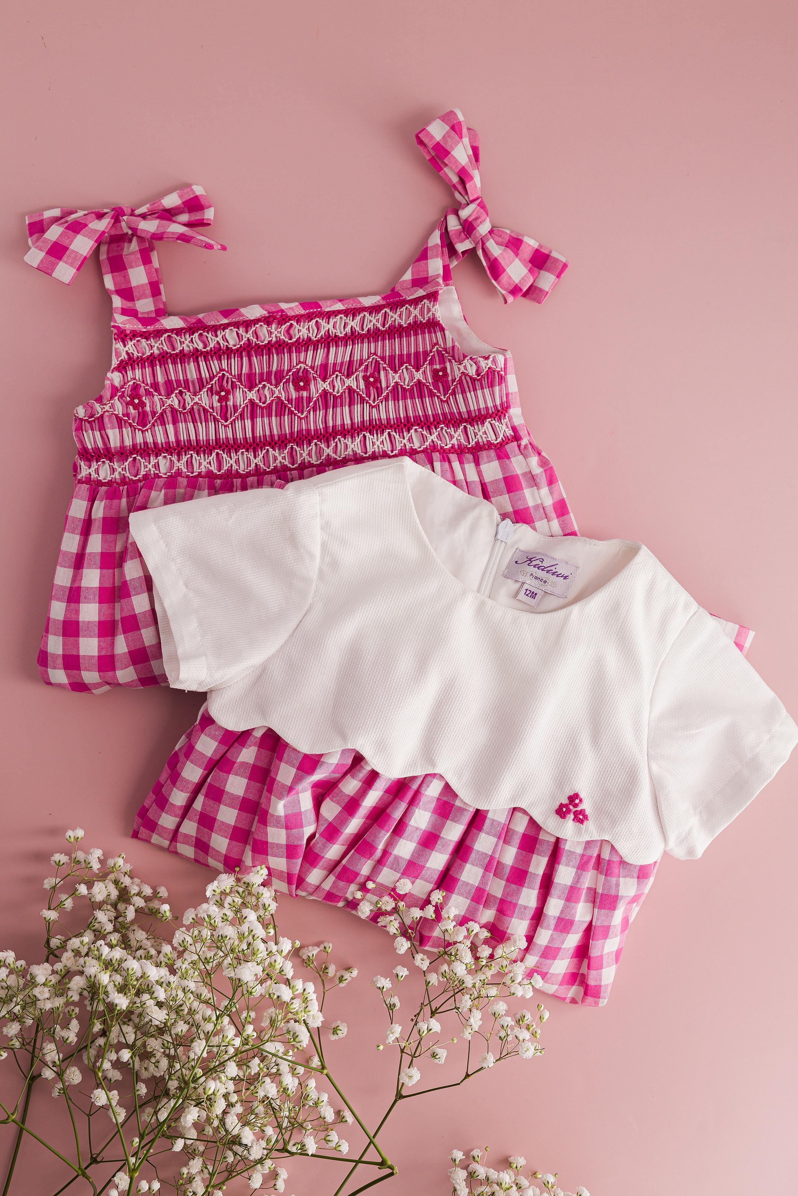 Ashley, two-tone dress with embroidered and scalopped top in white cotton piqué, and bottom in Large fuchsia gingham