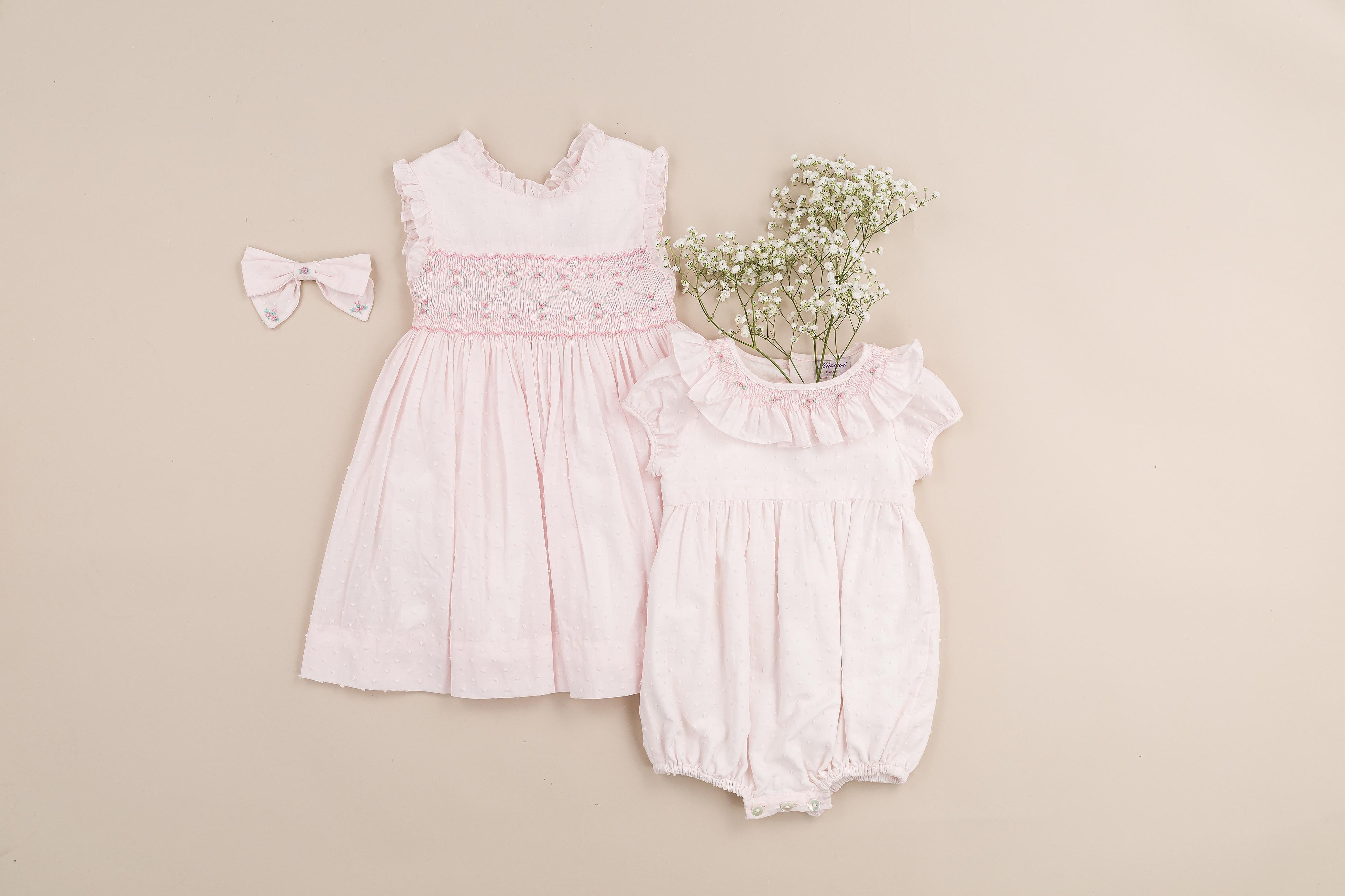 Bonnie-B, Barrette à cheveux brodée à la main avec grand noeud, en plumeti rose layette