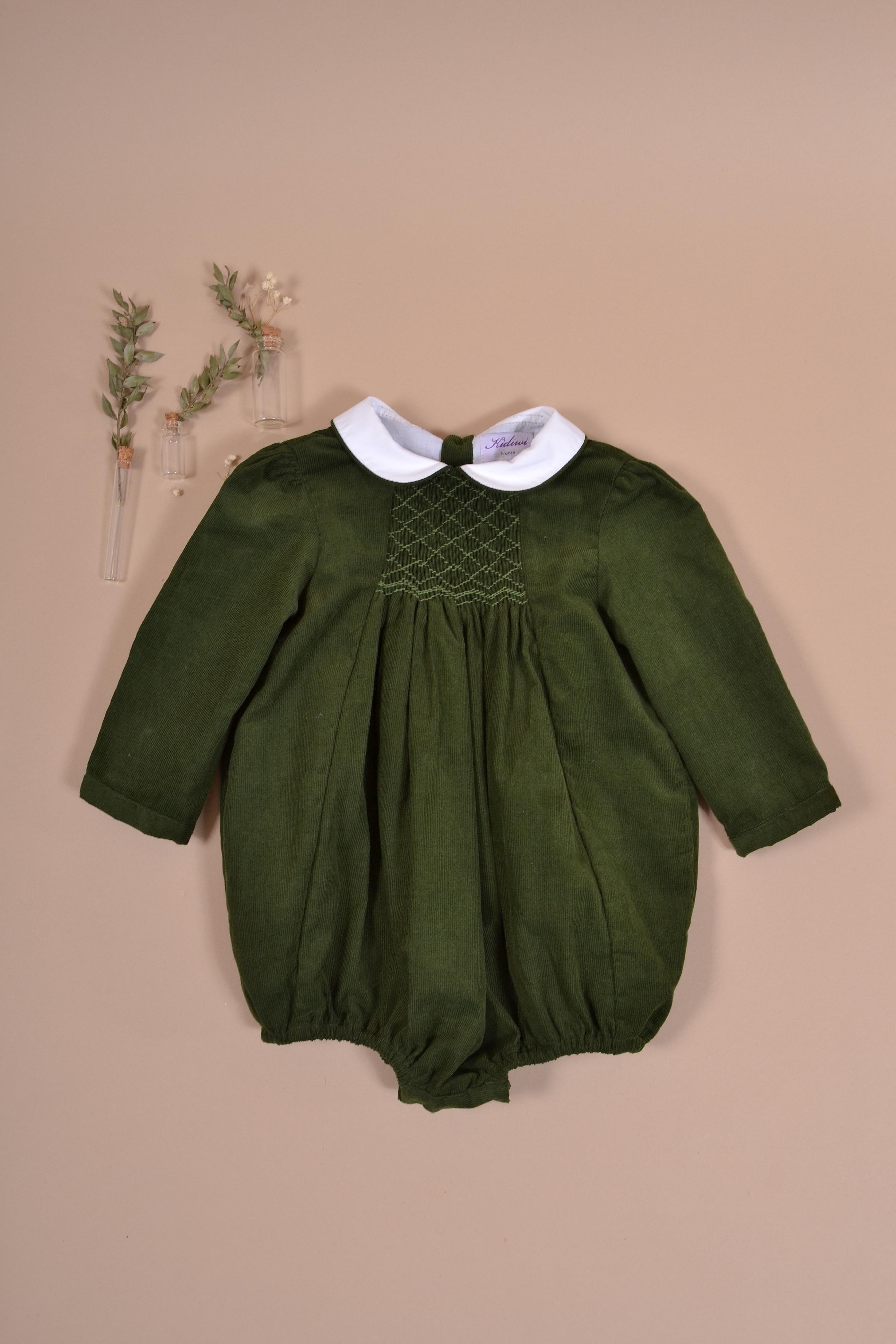 Caleb, Barboteuse bébé manches longues, col claudine, smockée devant, en velours côtelé Olive - Caleb, Long-sleeved baby romper, Peter Pan collar, smocked in front, in Olive corduroy