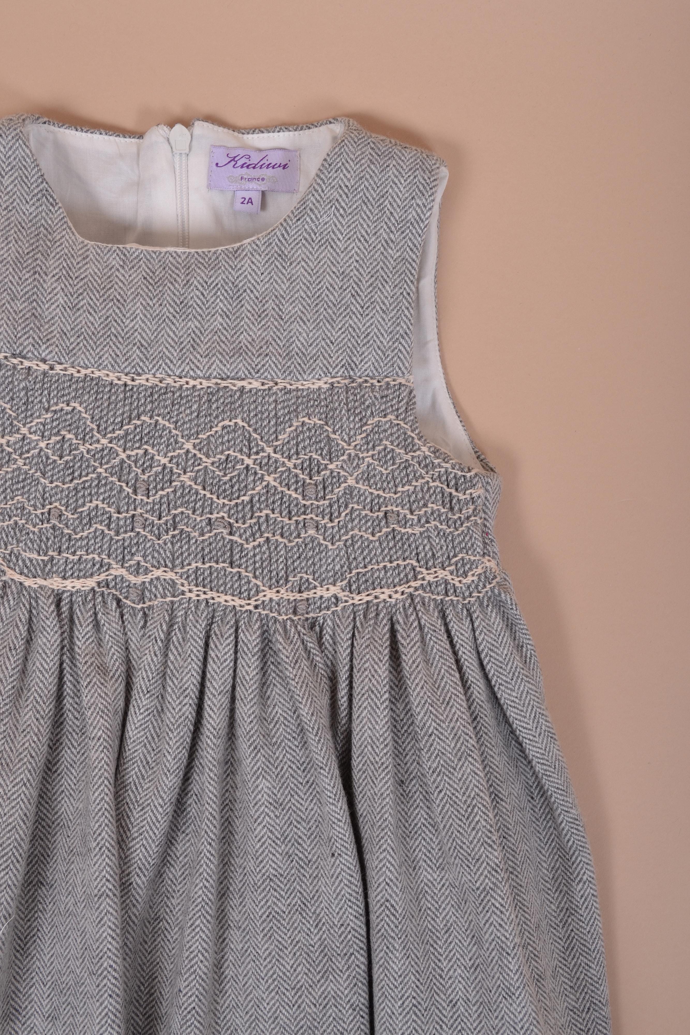 Carmen, Robe chasuble, encolure ronde, taille smockée, ouverture dos zippée, en chevrons gris avec laine - Carmen, Pinafore dress, round neckline, smocked waist, zipped back opening, in Grey herringbones with wool