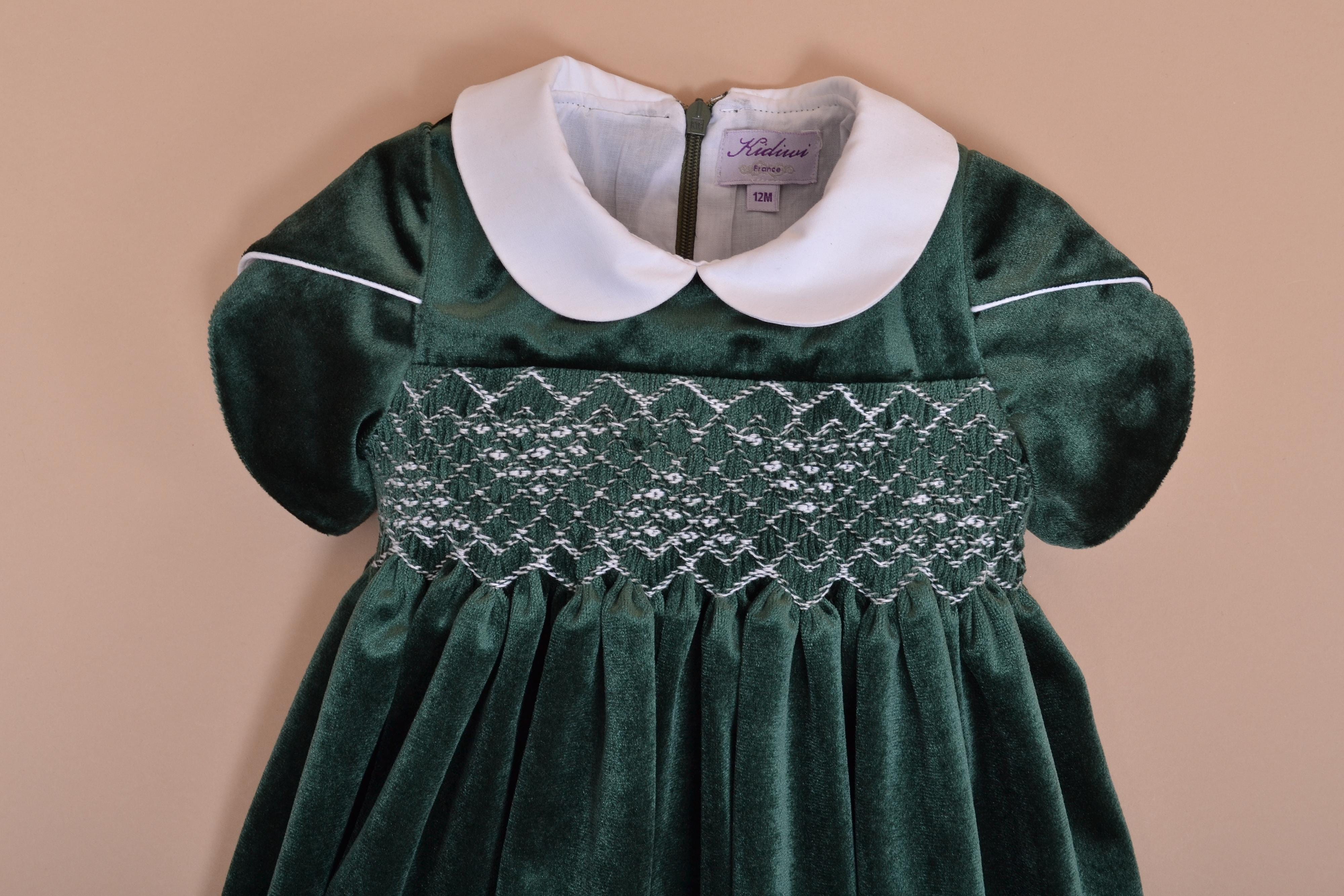 Clémence, Robe manches courtes pétales, col claudine, taille smockée, ouverture dos zippée, en velours vert Emeraude  - Clémence, Dress with short petal sleeves, peter pan collar, smocked waist, zipped back opening, in Emerald green velvet