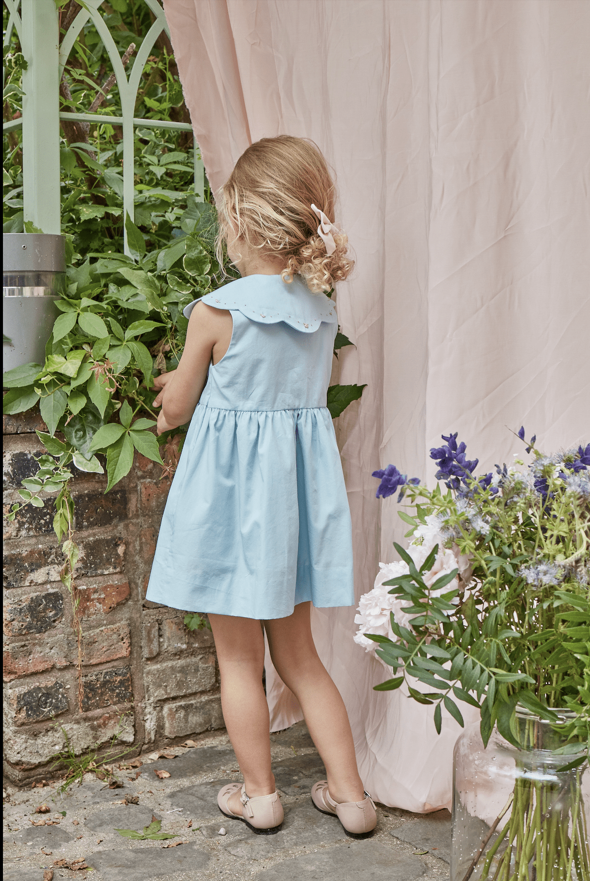 Colette, sleeveless dress with large embroidered scalloped collar, front opening, in Blue deck poplin