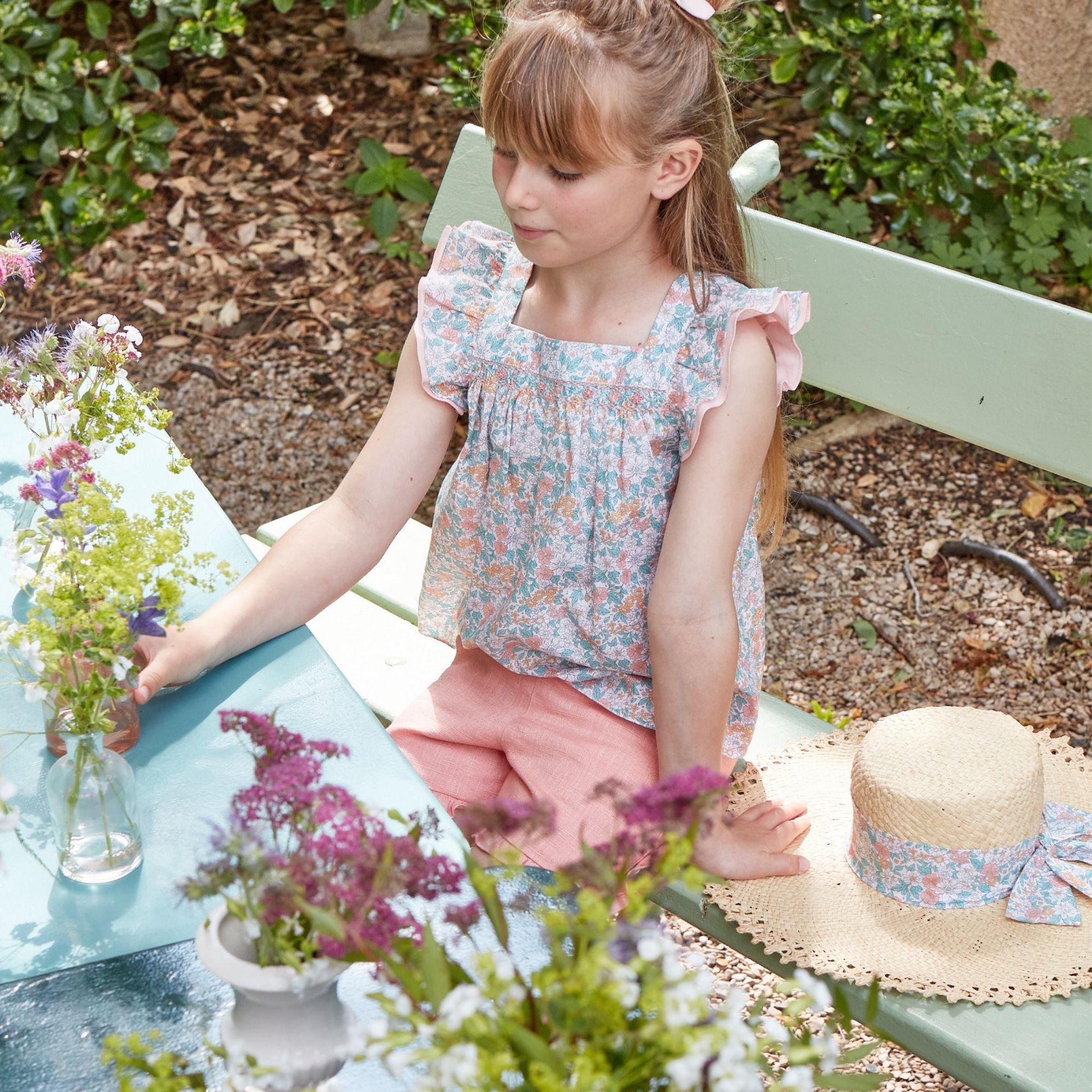 Dianella, blouse fille smockée à manches volantées et encolure carrée, en imprimé floral corail et menthe