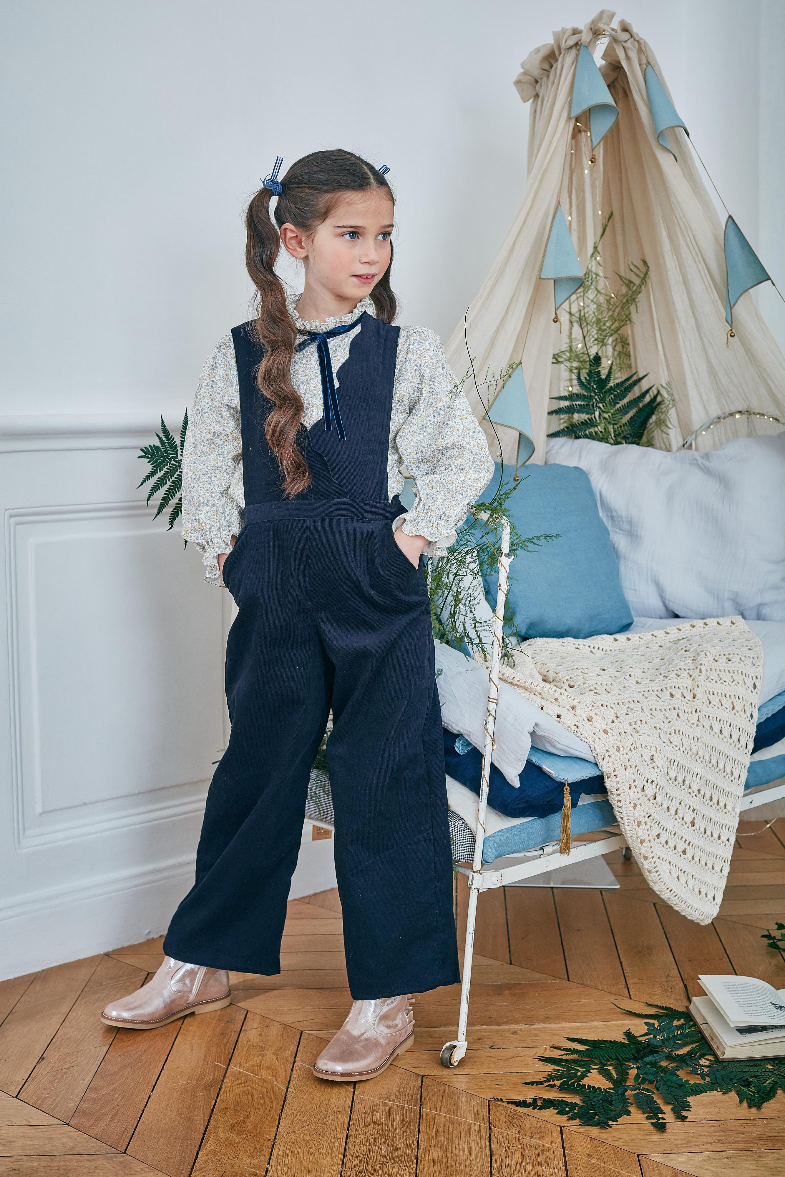 Esmée, Blouse fille manches longues, col haut volanté avec ruban velours, en imprimé fleuri bleu ciel/moutarde - Esmée, Girl's long-sleeved blouse, high ruffled collar with velvet ribbon, in Sky blue/mustard floral print