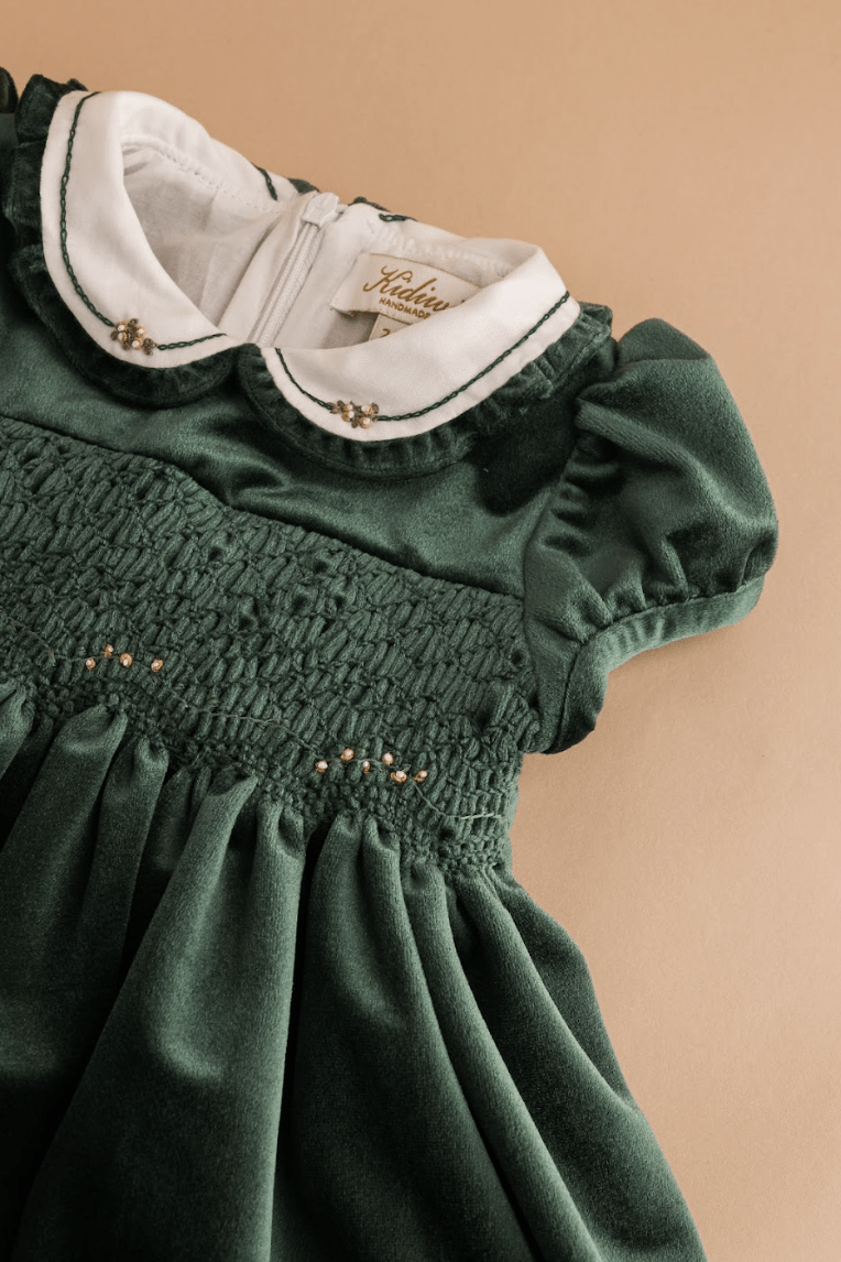 Héloïse, robe à smocks en velours vert émeraude