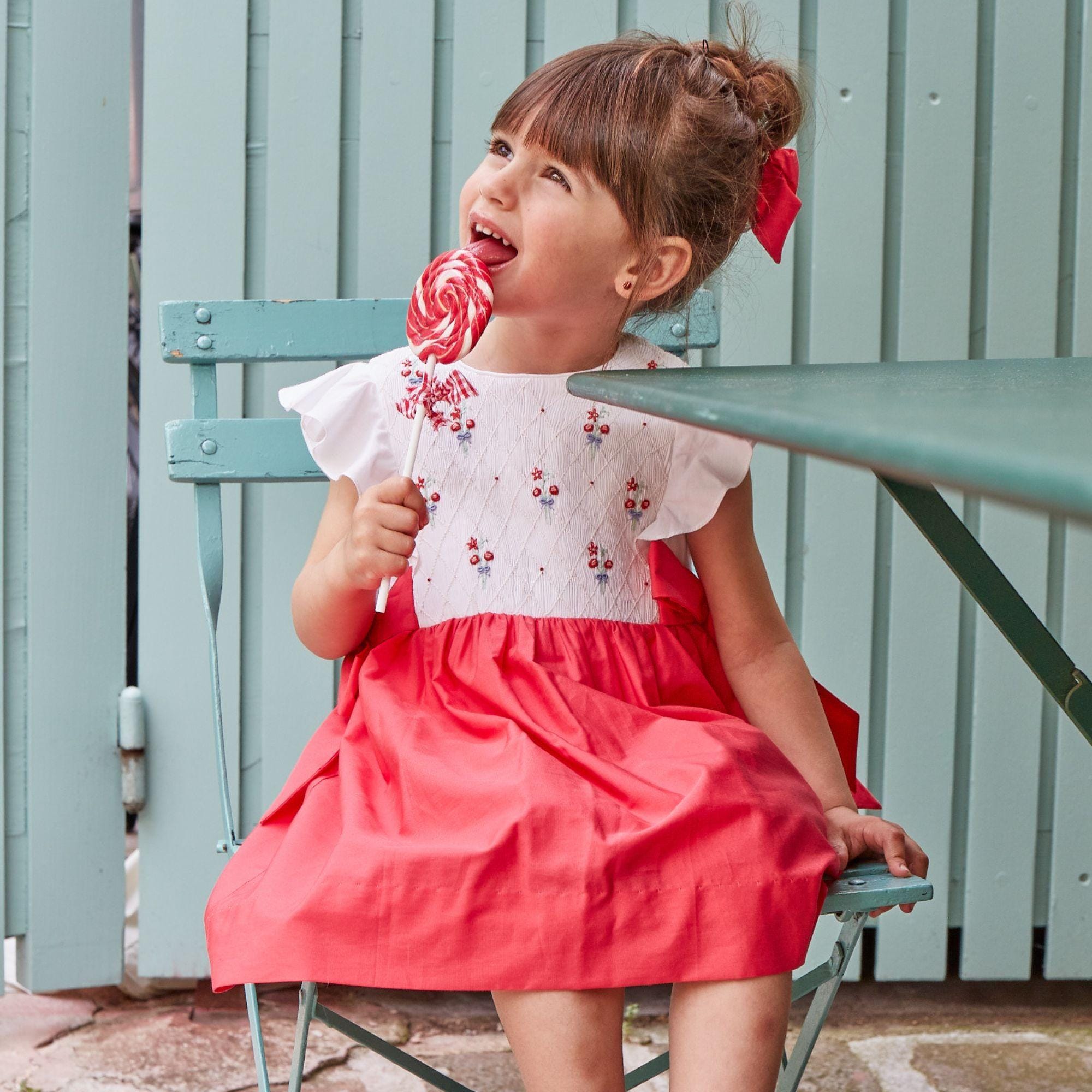 Léanne, two-tone smocked dress with top in white poplin with ruffled sleeve and square neckline, in Watermelon Poplin