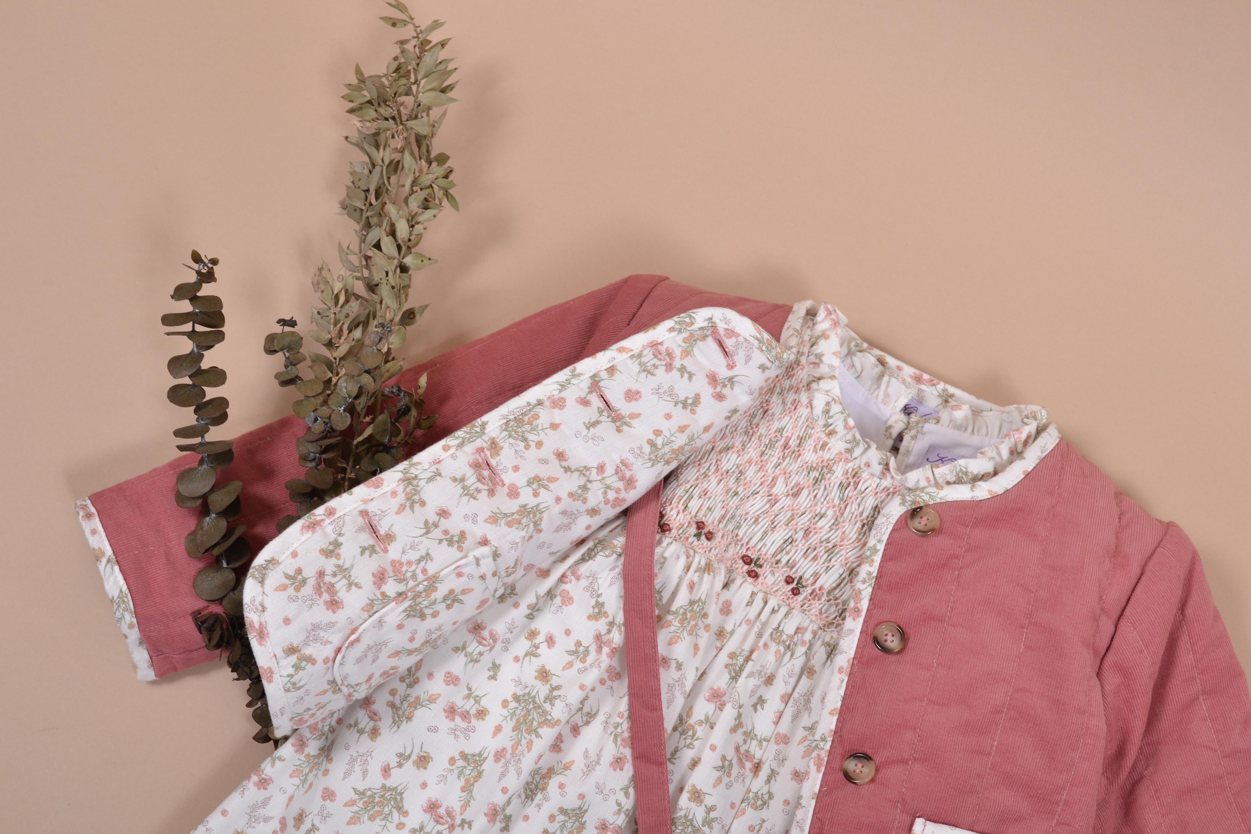 Léonie, Robe manches longues à nervures, col montant volanté, haut smocké, en Imprimé herbier rose thym - Léonie, Long-sleeved dress with pintucks, high ruffled collar, smocked top, in Imprimé herbier rose thym