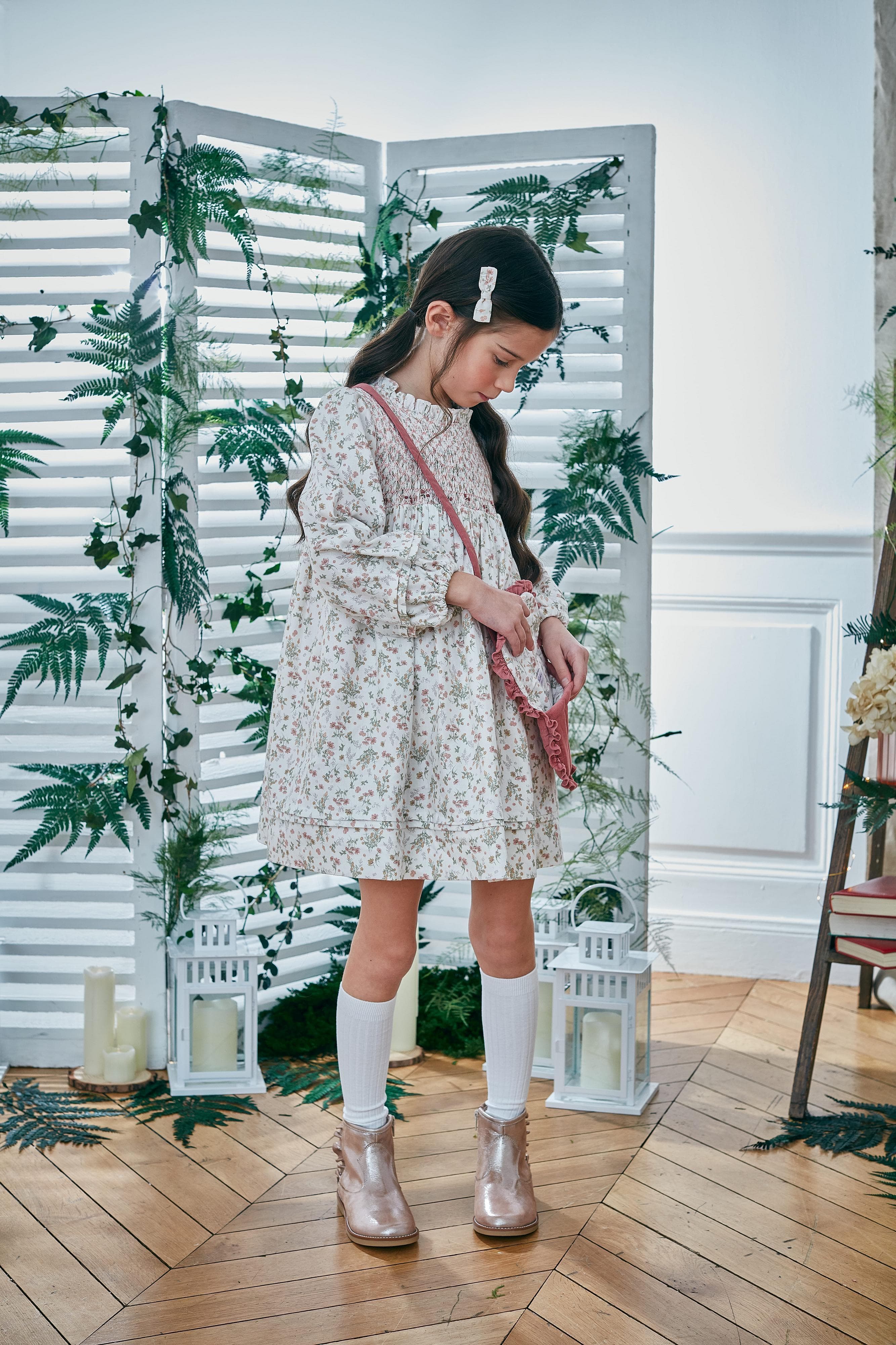 Léonie, Robe manches longues à nervures, col montant volanté, haut smocké, en Imprimé herbier rose thym - Léonie, Long-sleeved dress with pintucks, high ruffled collar, smocked top, in Imprimé herbier rose thym