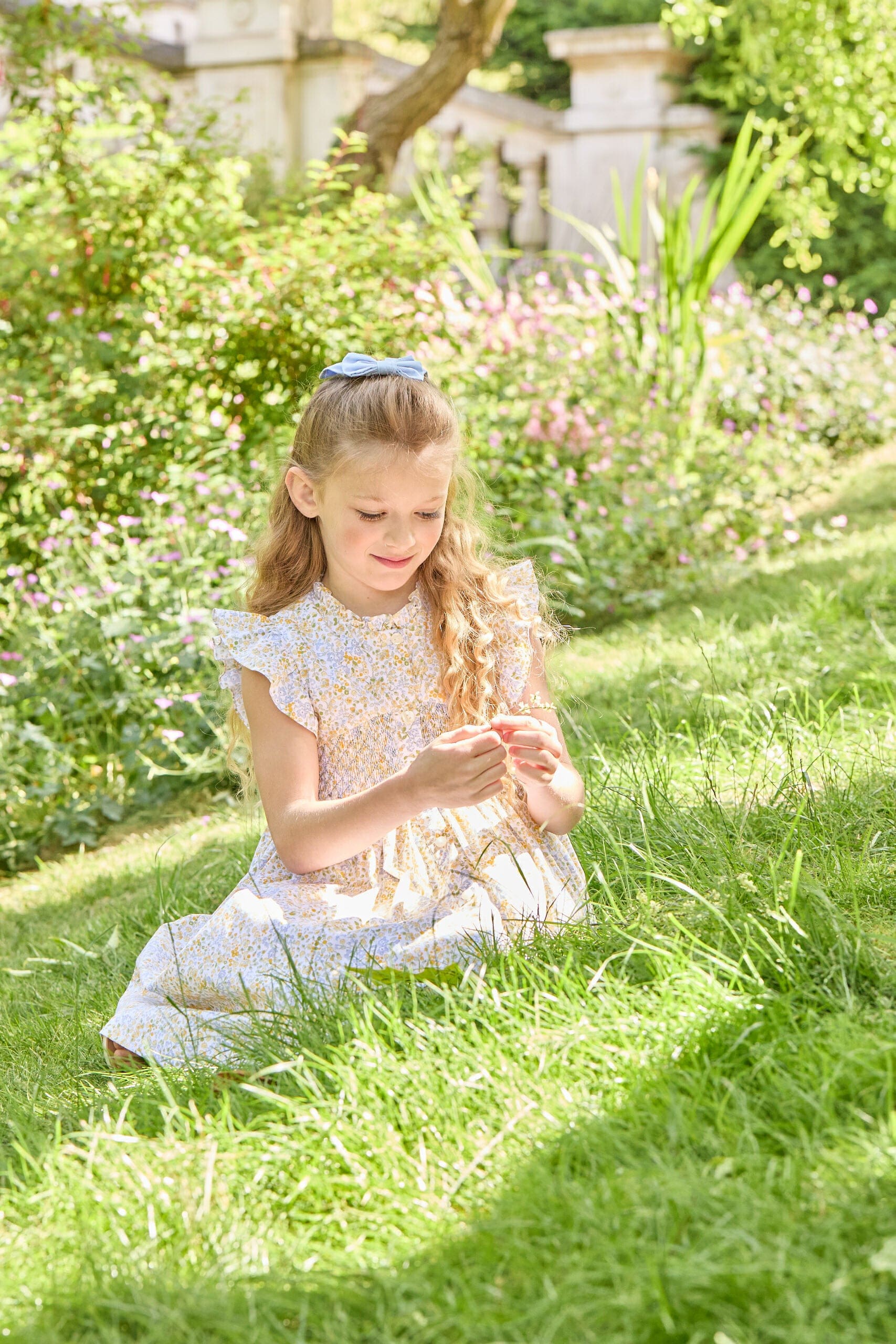 Lolyne, robe à smock imprimé de petites fleurs jaunes et bleues