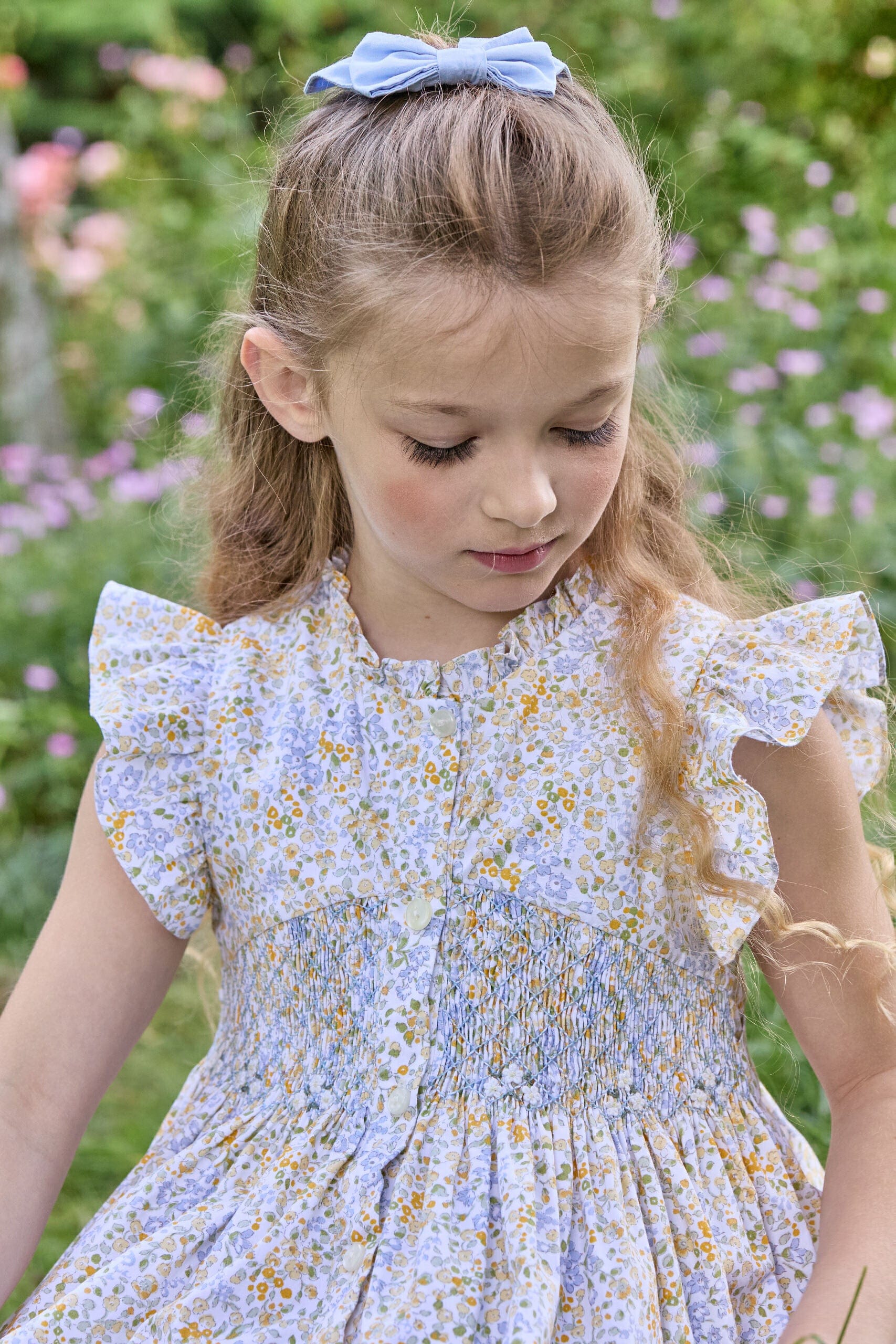 Lolyne, robe à smock imprimé de petites fleurs jaunes et bleues