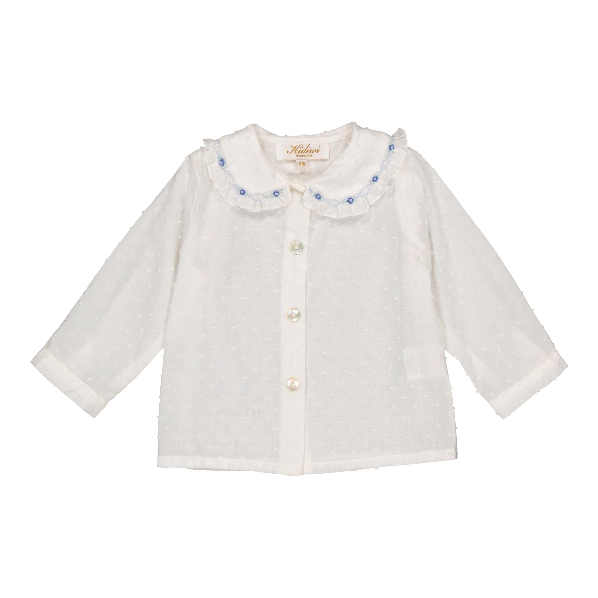 Lorena ML, Blouse en plumetis blanc cassé broderies bleues