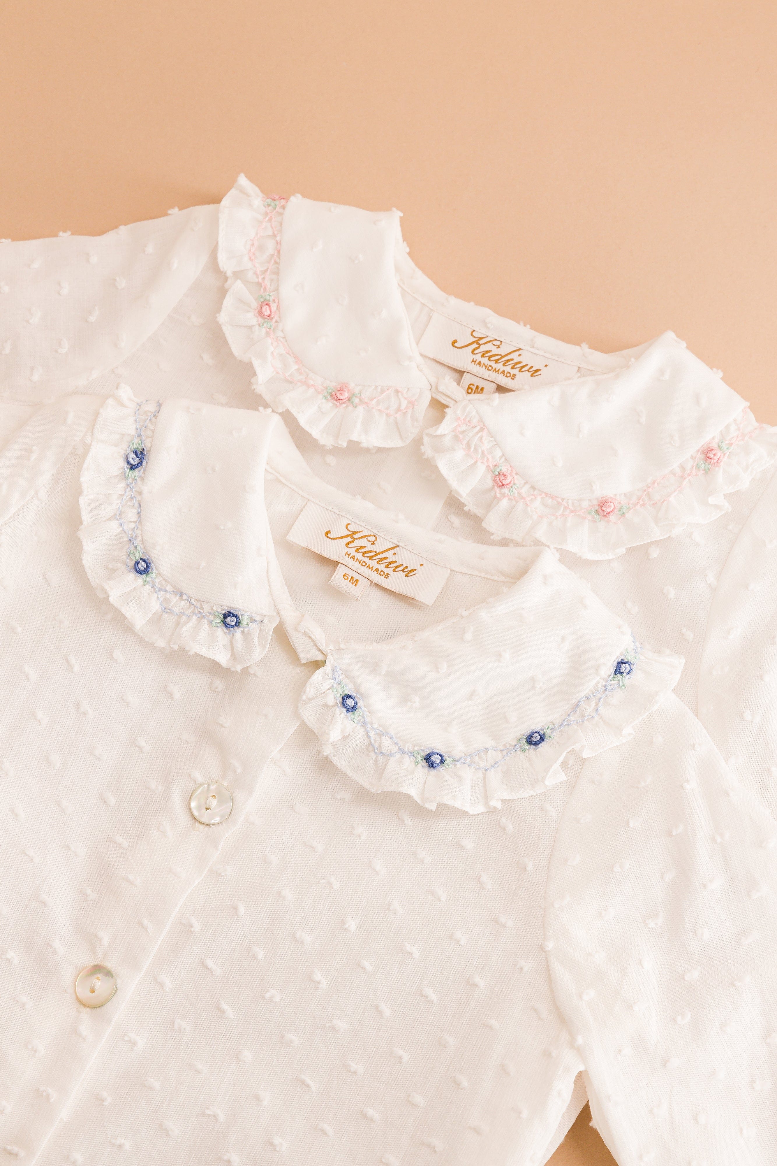 Lorena ML, blouse en plumetis blanc cassé broderies roses