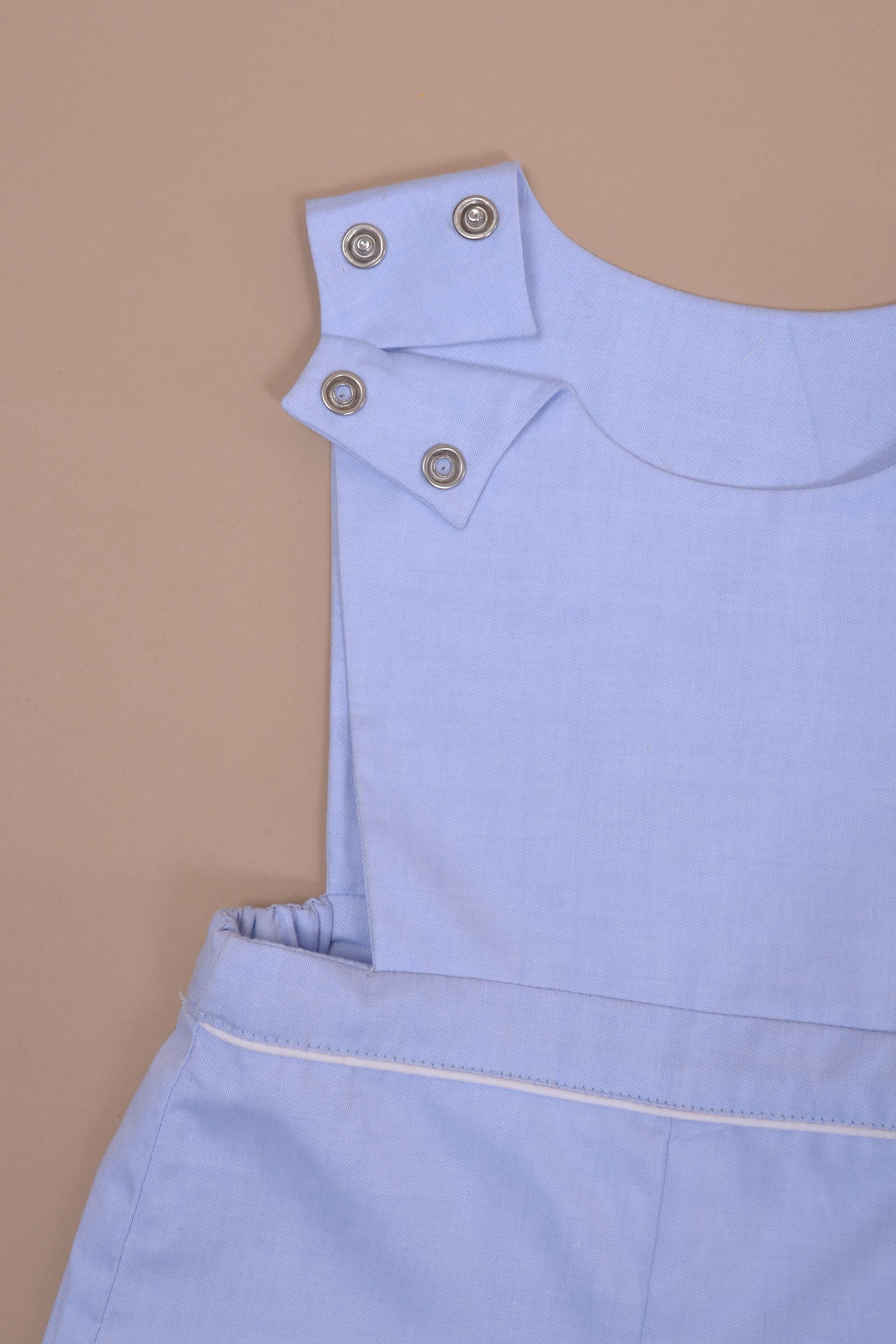 Lys,salopette garçon ouverture sur le haut avec 2 boutons pressions, en chambray ciel-boy's dungarees opening at the top with 2 press studs, in sky chambray