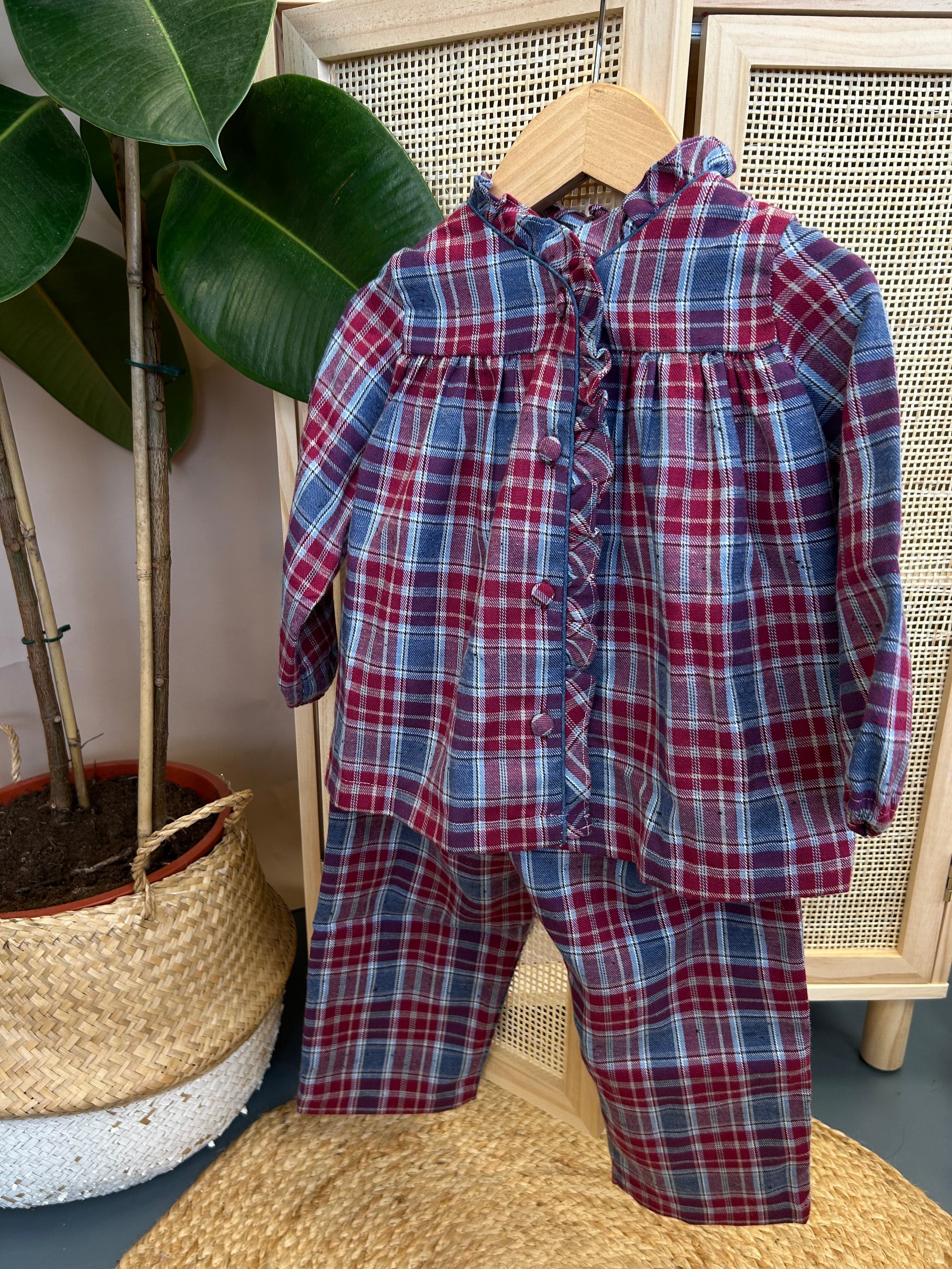 Madelon Girls, pyjamas with ruffled collar, in Red tartan