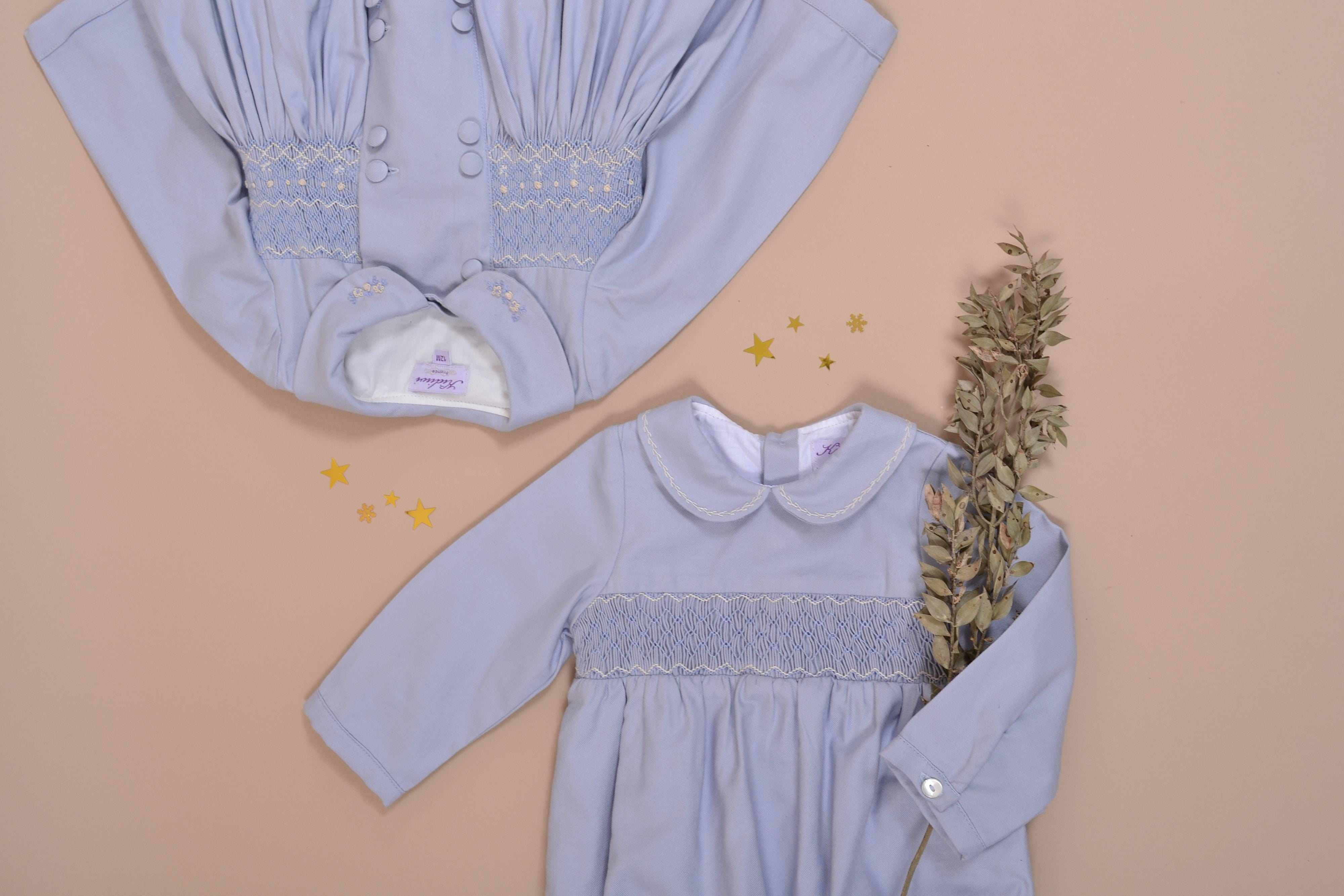 Maël, Barboteuse bébé manches longues, col claudine, taille smockée, en sergé de coton bio bleu Arctique - Maël, Long-sleeved baby romper, Peter Pan collar, smocked waist, in Artic blue organic cotton twill