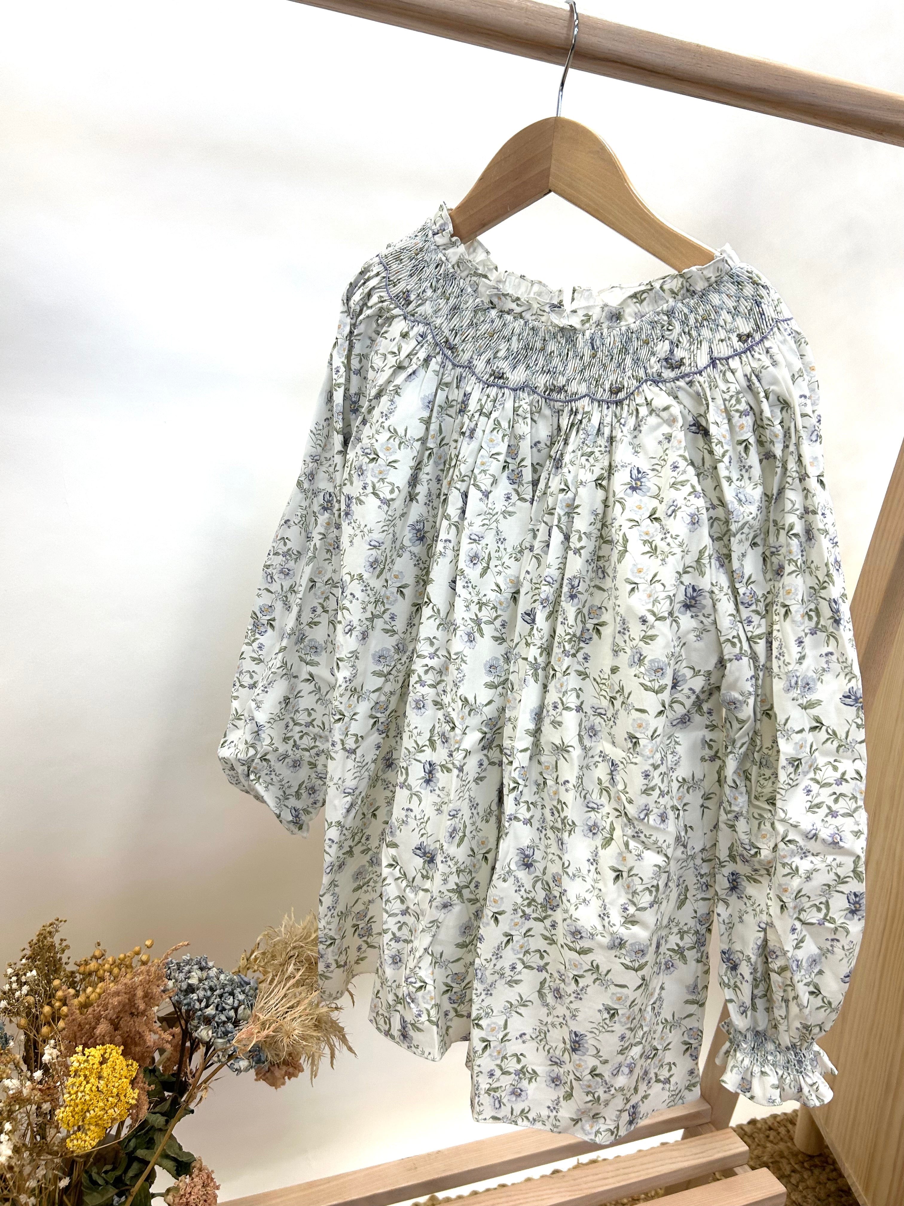 Maëline, Blouse femme imprimé romantique avec des fleurs bleues