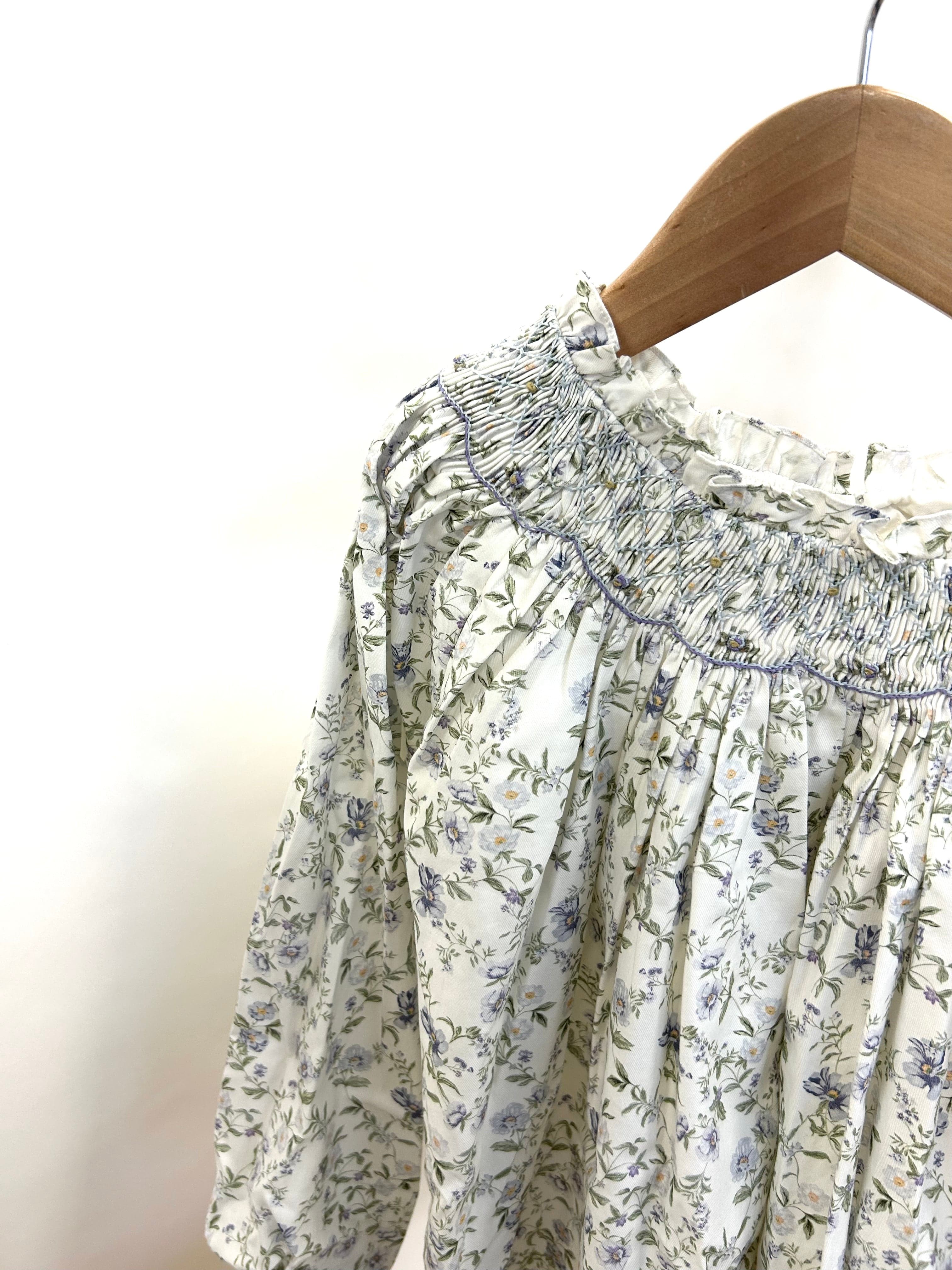 Maëline, Blouse femme imprimé romantique avec des fleurs bleues