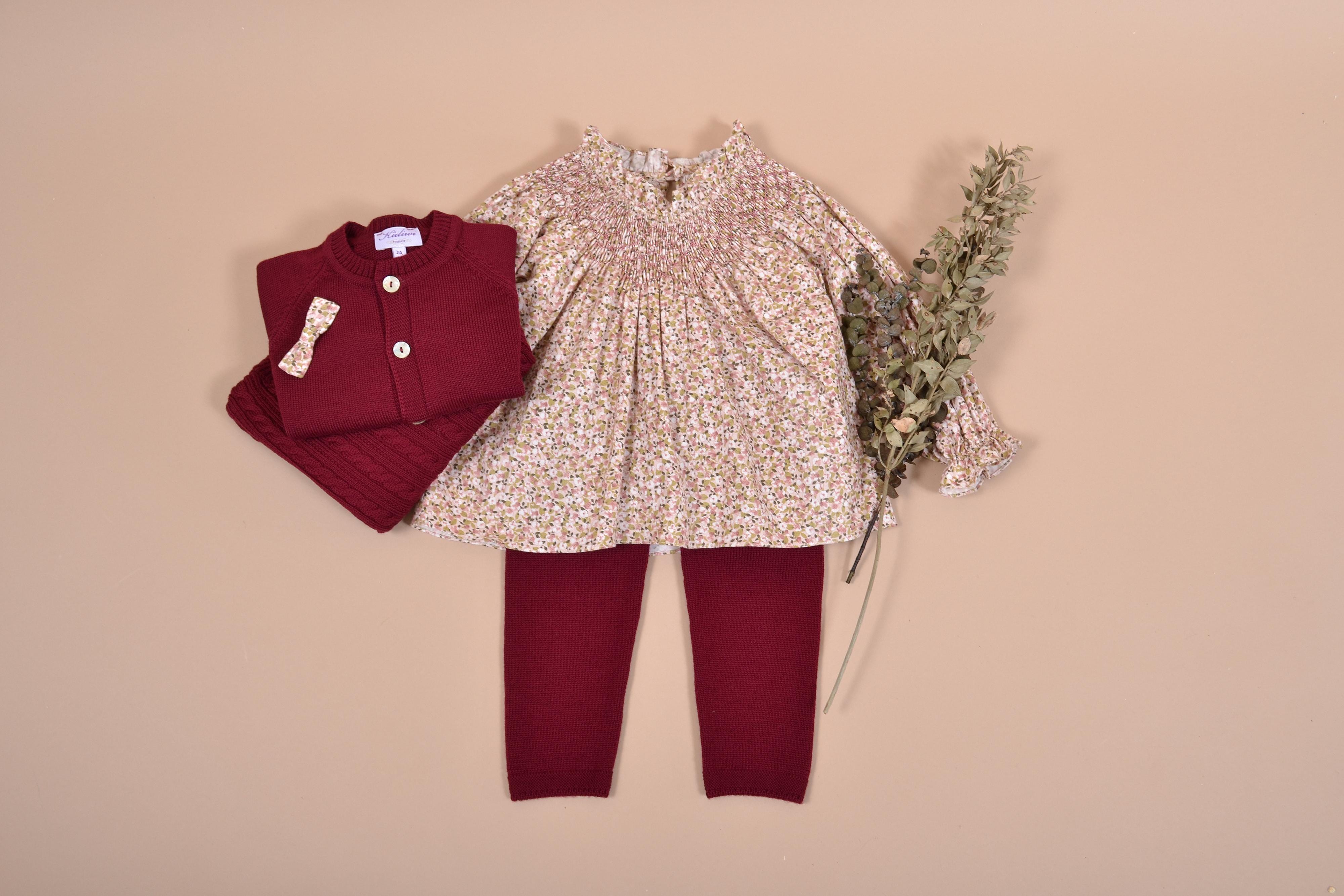 Maëline, Blouse fille à manches longues raglan, encolure entièrement smockée, en imprimé fleuri rose et kaki