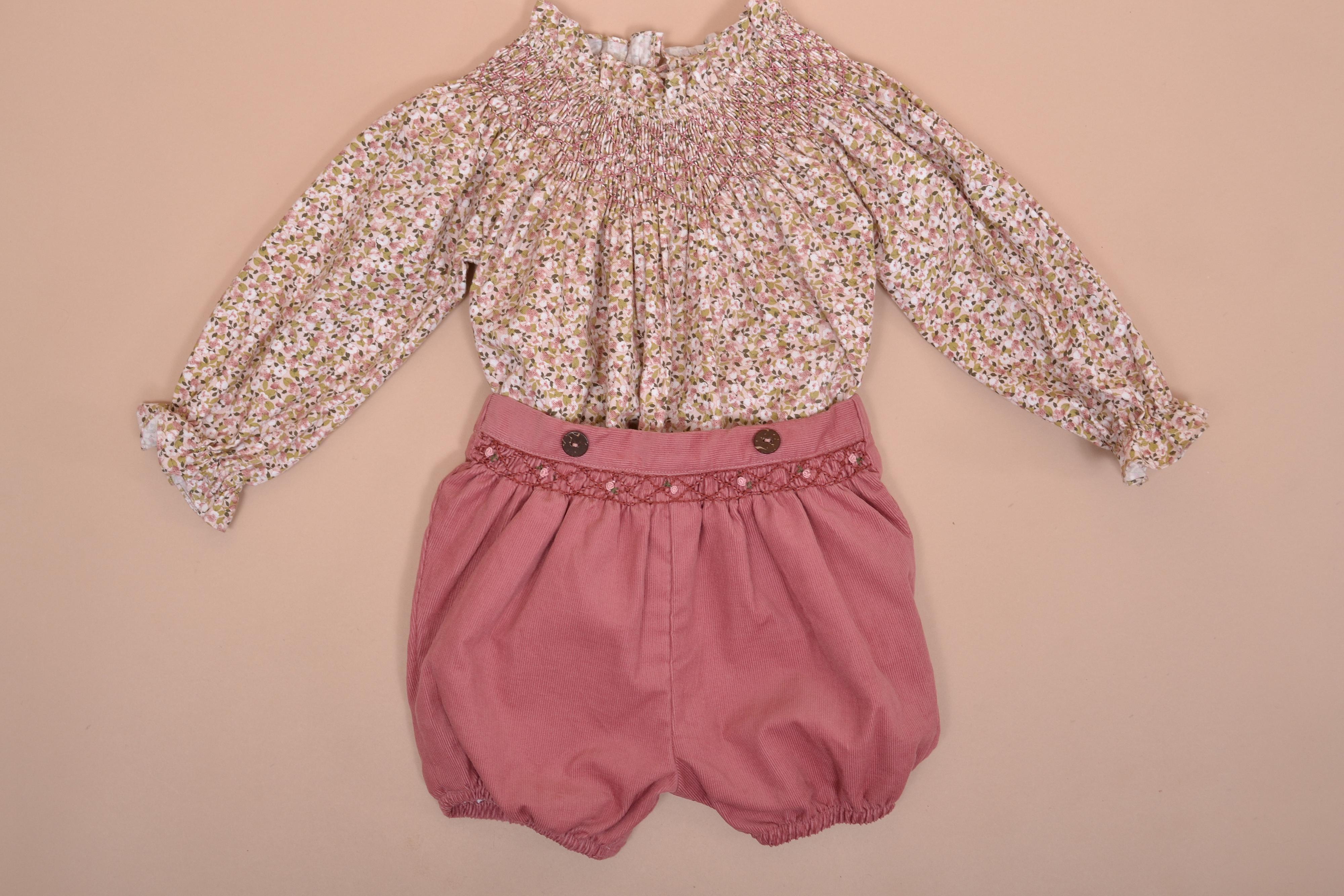 Maëline, Blouse fille à manches longues raglan, encolure entièrement smockée, en imprimé fleuri rose et kaki