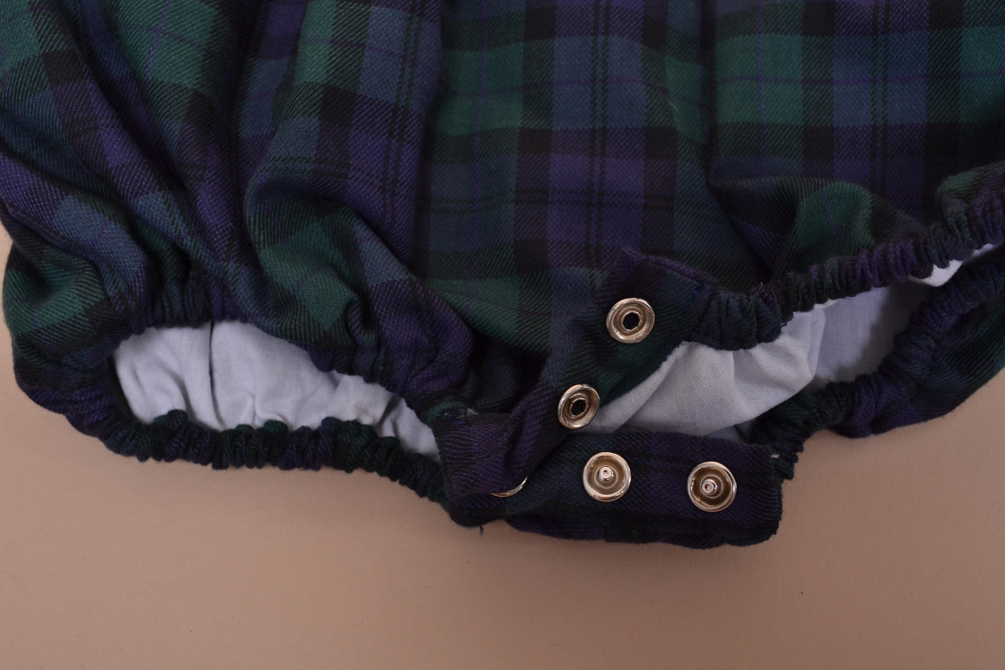 Mahé, Barboteuse bébé manches longues, col mac milan, taille smockée, en tartan Cotton Blackwatch - Mahé, Long-sleeved baby romper, mac milan collar, smocked waist, in Cotton Blackwatch tartan