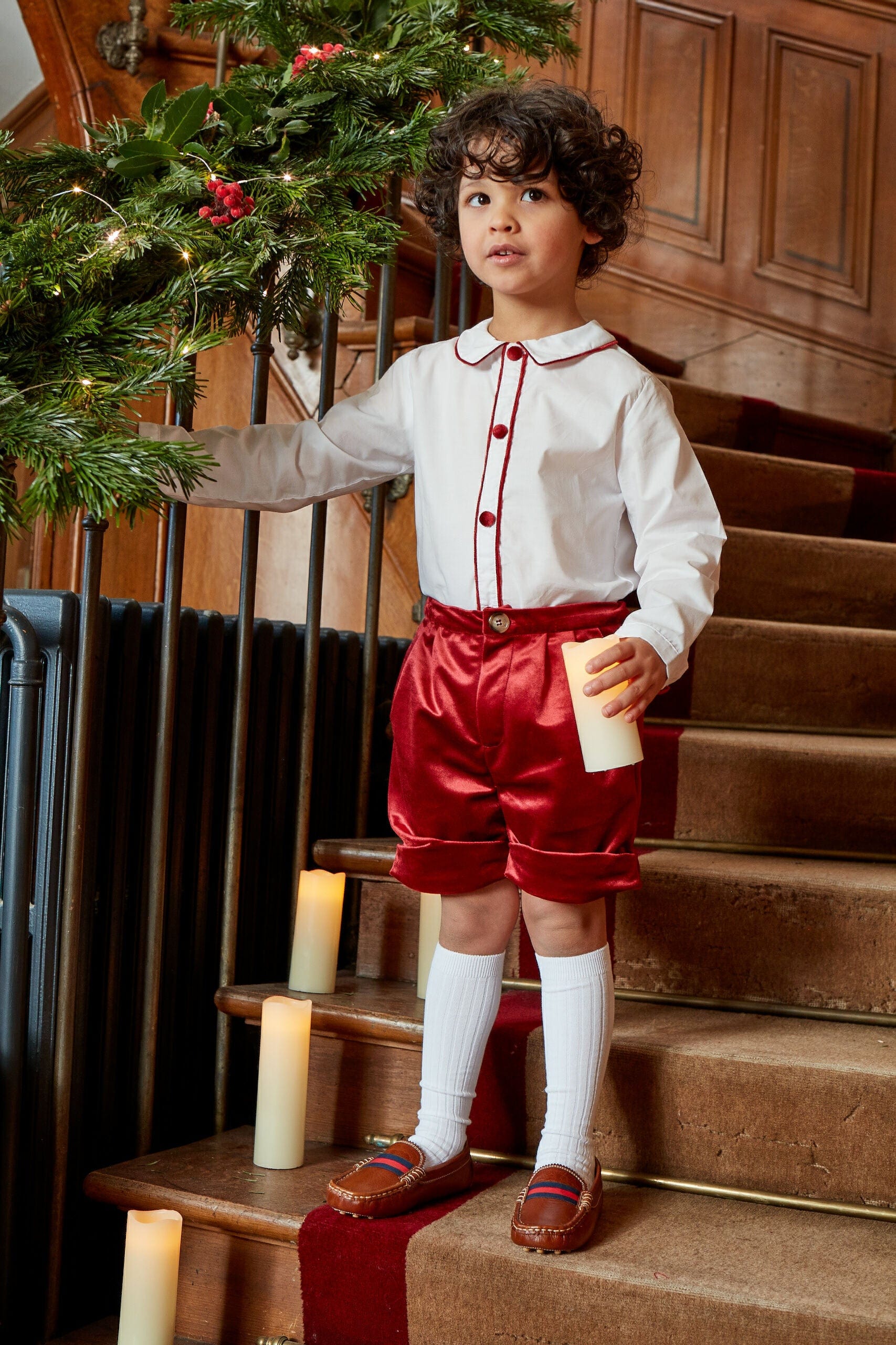 Noa, chemise en popeline blanche et passepoilé de velours rouge