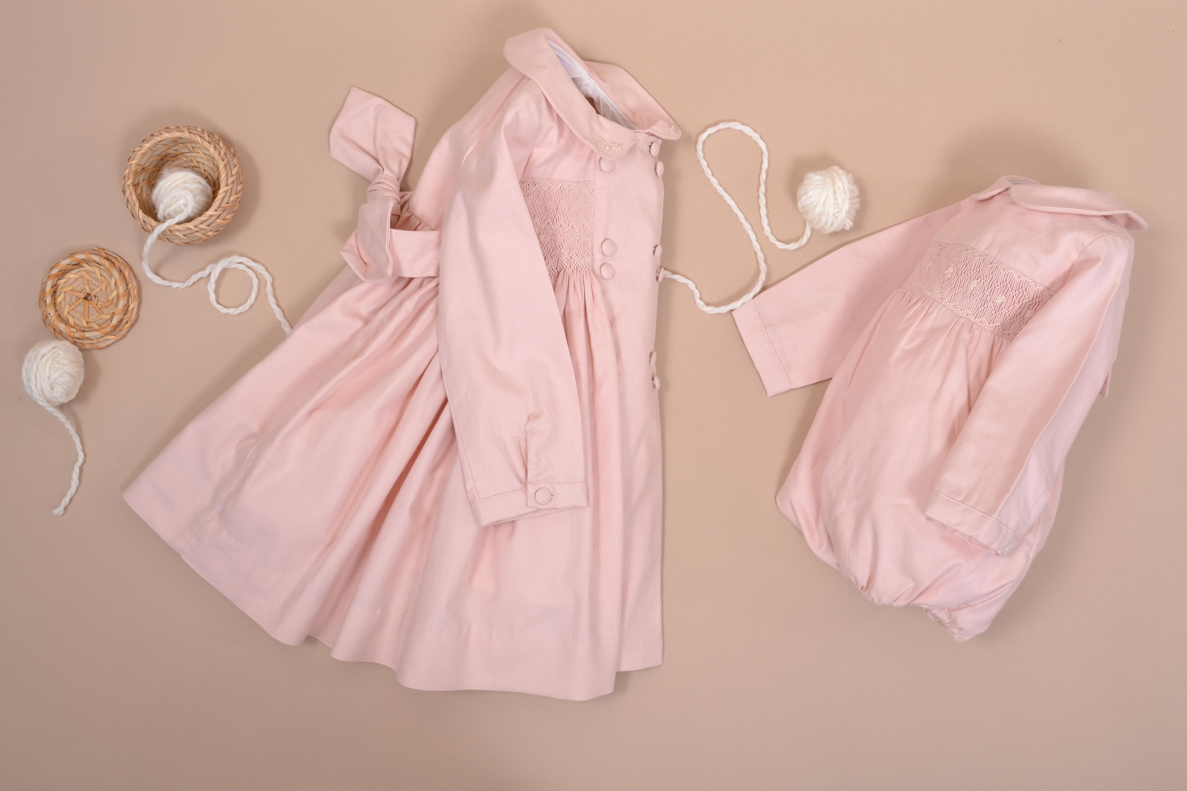 Oriana, Robe smockée, en sergé de coton biologique rose