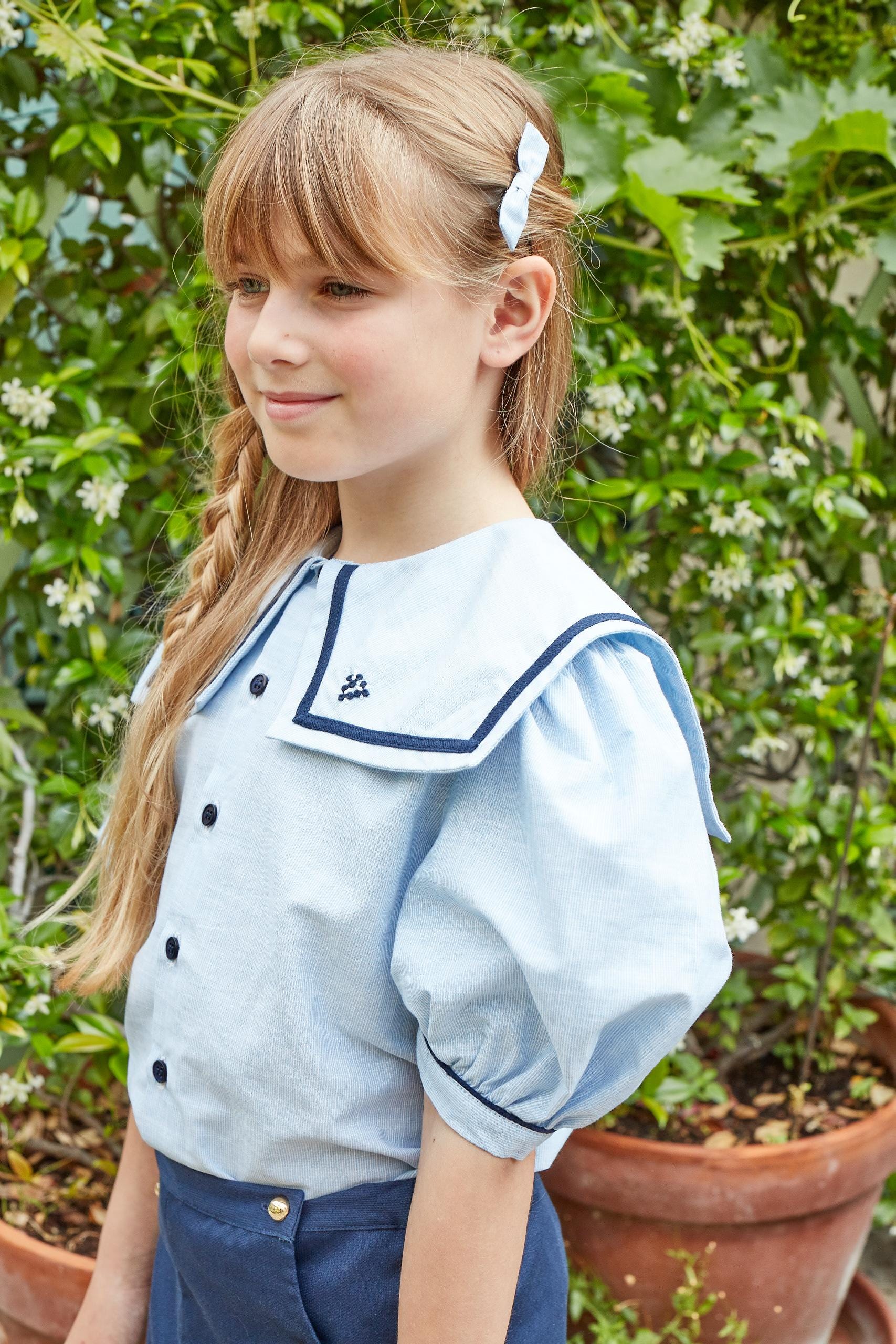 Pamela, blouse fille à col marin brodé et manches bouffantes, à fines rayures bleues et blanches