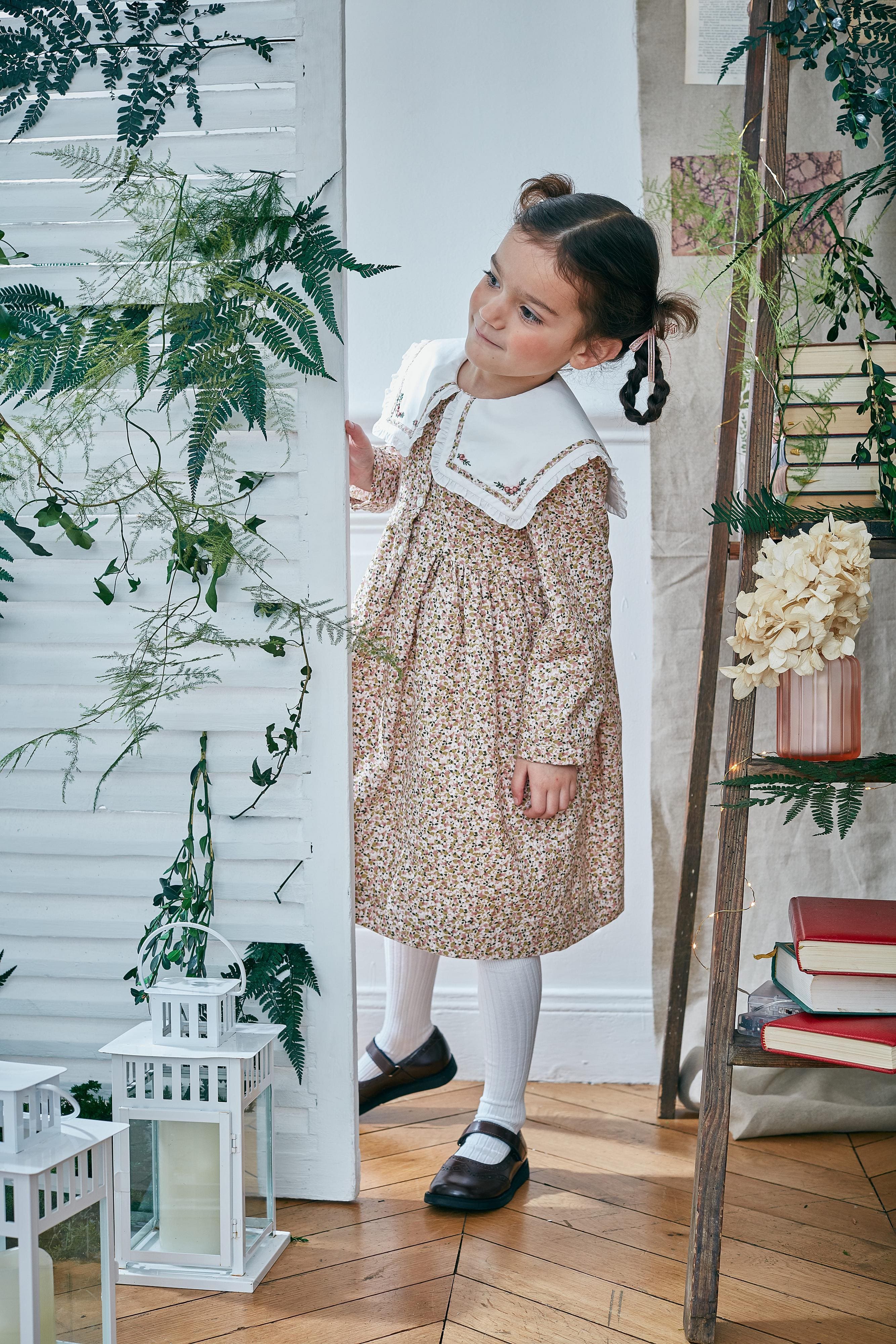 Paola, Robe à manches longues droites, col marin volanté avec broderie, ouverture devant, en imprimé fleuri rose et kaki - Paola, Dress with long straight sleeves, ruffled sailor collar with  embroidery, front opening, in Pink and khaki flower print