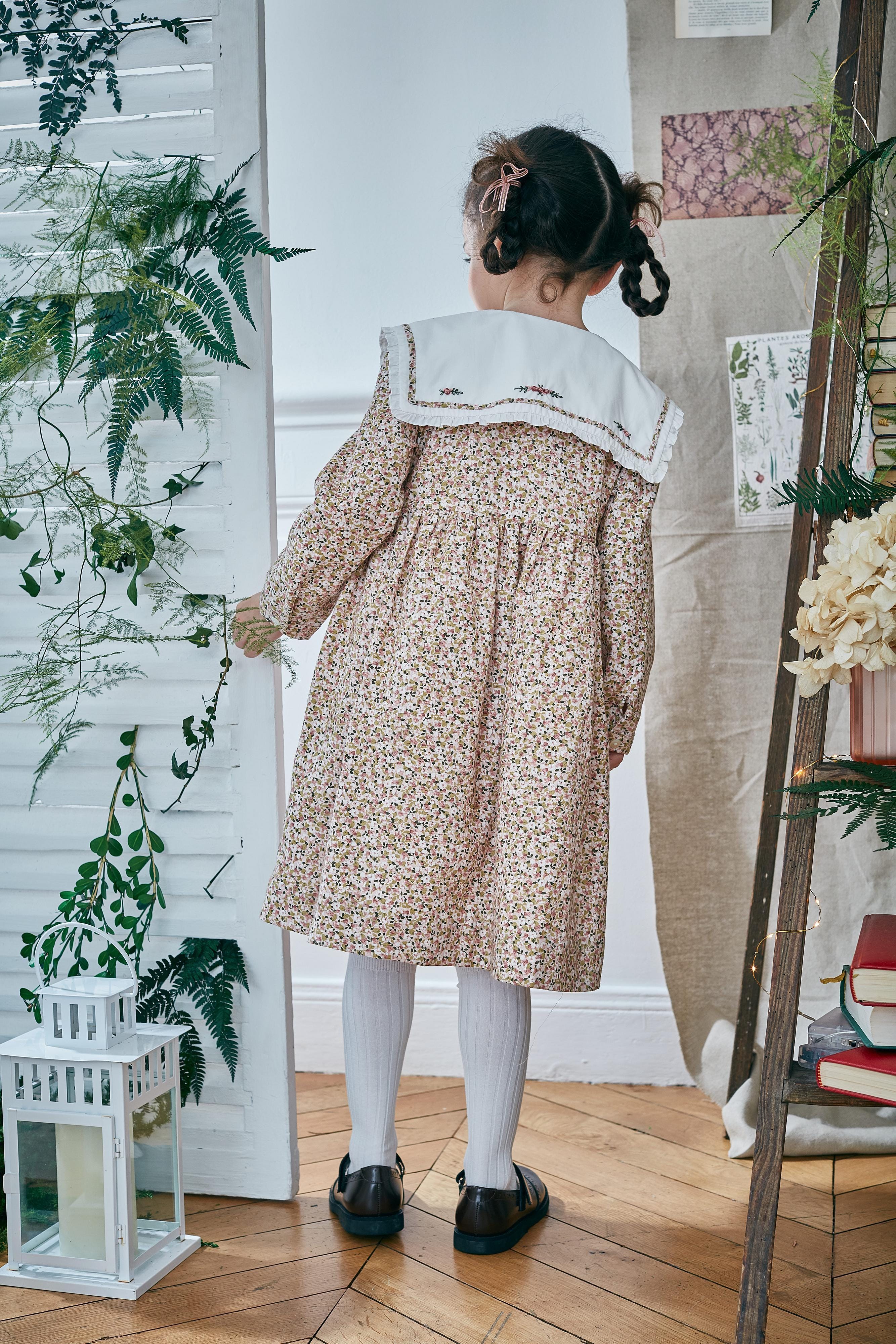 Paola, Robe à manches longues droites, col marin volanté avec broderie, ouverture devant, en imprimé fleuri rose et kaki - Paola, Dress with long straight sleeves, ruffled sailor collar with  embroidery, front opening, in Pink and khaki flower print