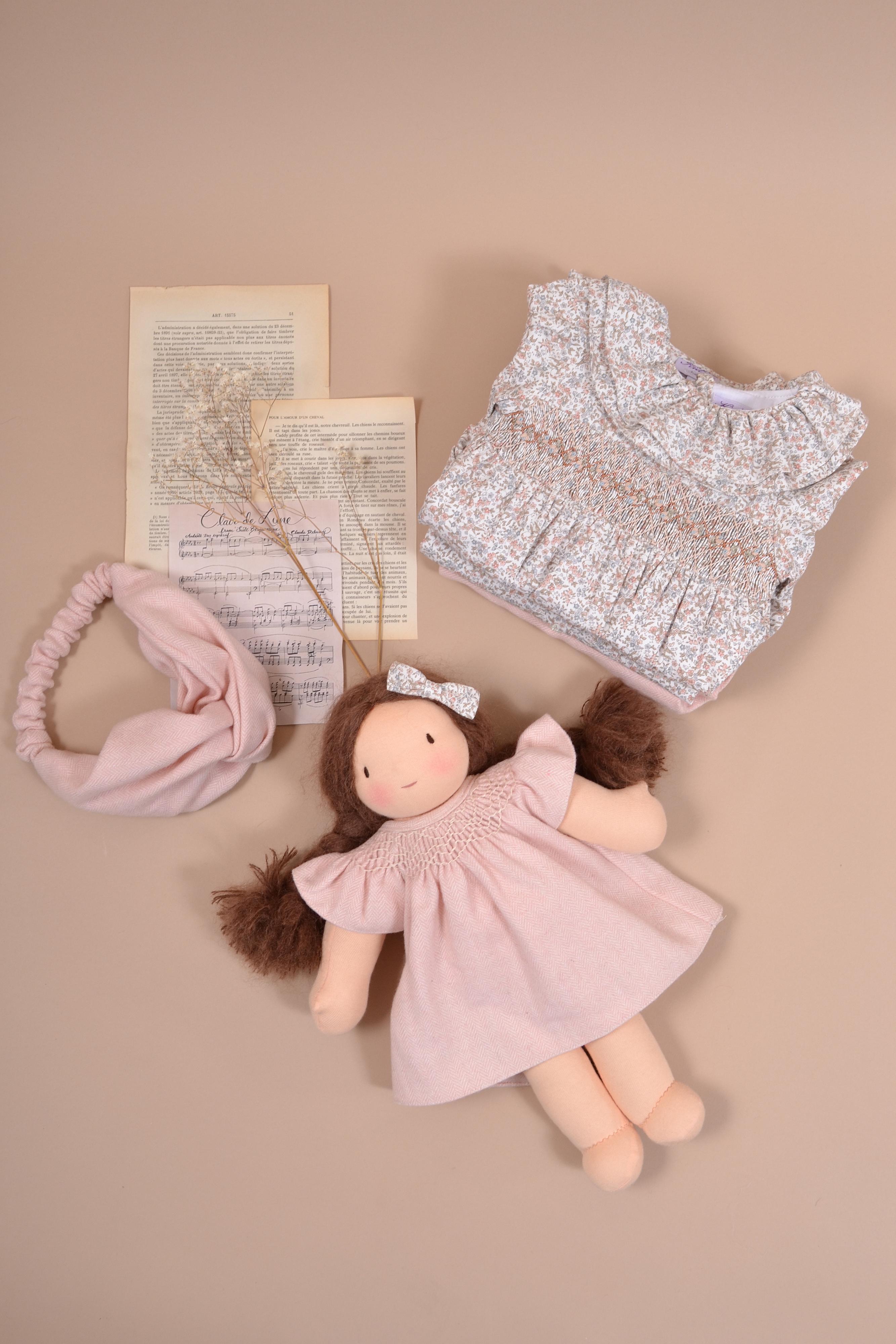 Pipa, Robe smockée pour poupée 36cm, en chevrons roses avec de la laine - Pipa, Smocked dress for 36cm dolls, in Pink herringbones with wool