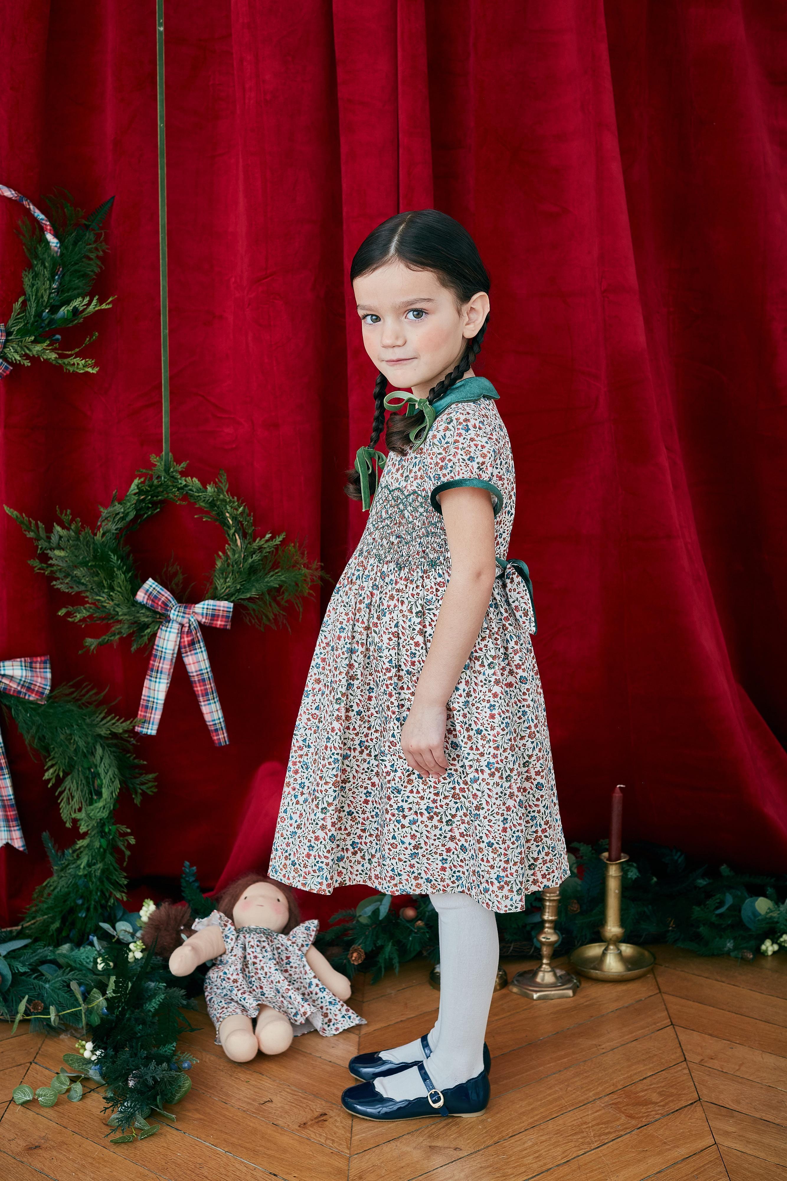 Ritha, Robe à manches ballon, col en velours festonné, taille smockée, imprimé fleurs de Noël - Ritha, Dress with balloon sleeves, scalloped velvet collar, smocked waist, in Christmas flower print