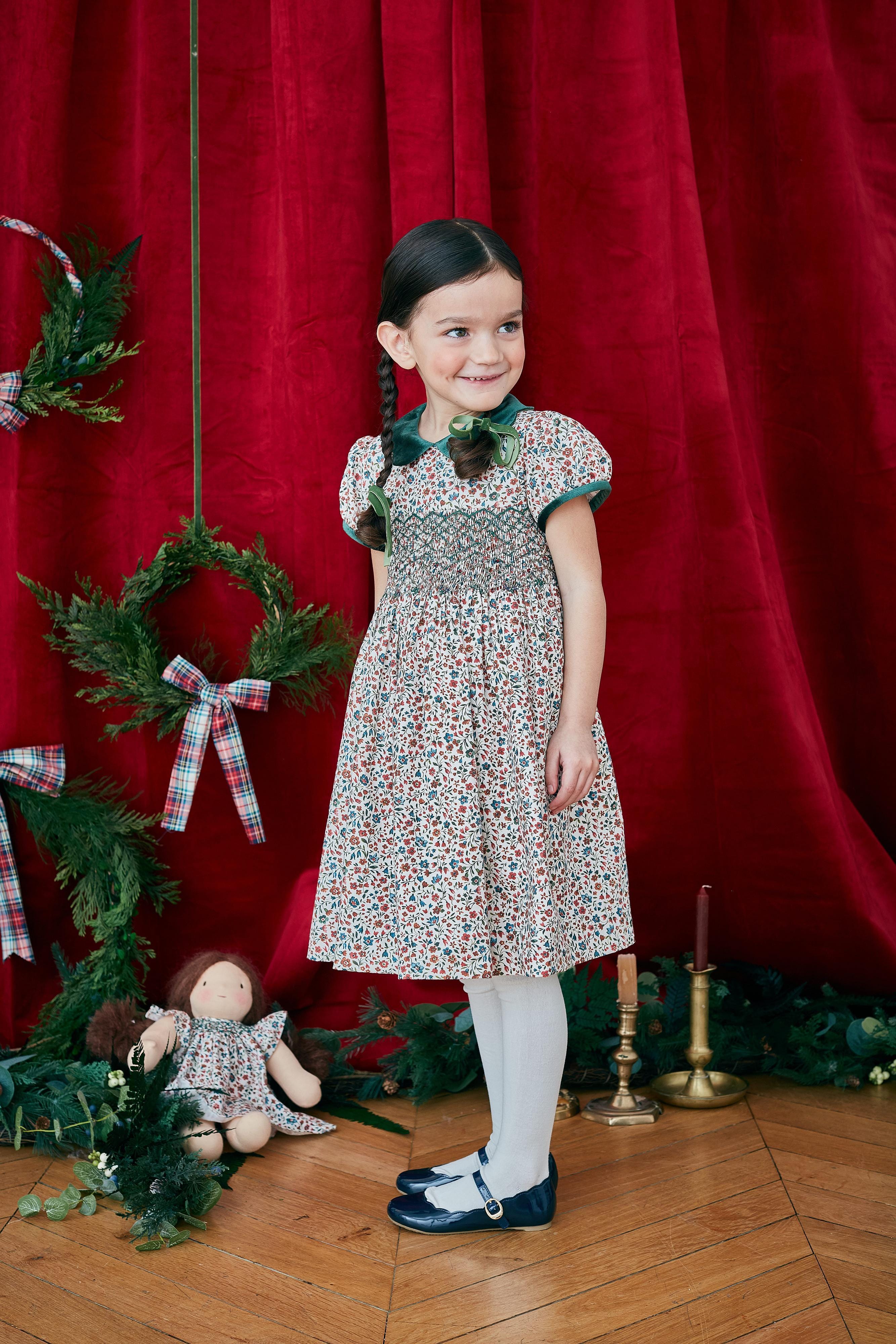 Ritha, Robe à manches ballon, col en velours festonné, taille smockée, imprimé fleurs de Noël - Ritha, Dress with balloon sleeves, scalloped velvet collar, smocked waist, in Christmas flower print