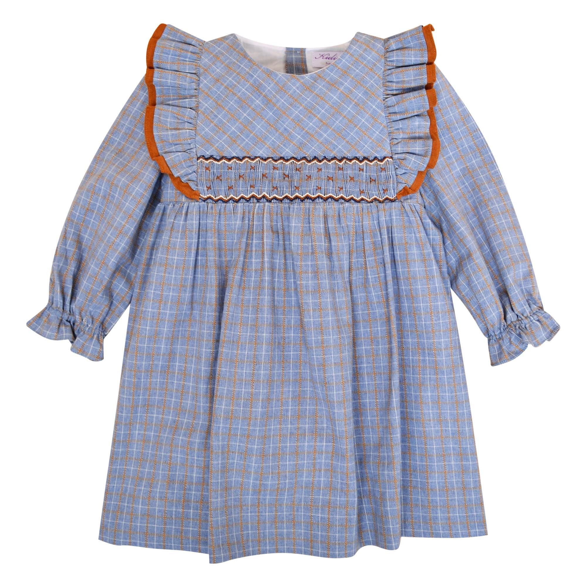 Robe Valentine, encolure ronde, doubles volants sur les épaules, smockée à la taille, en Tartan bleu et cannelle -Valentine dress, round neckline, double ruffles on the shoulders, smocked at the waist, in Blue and cinnamon Tartan