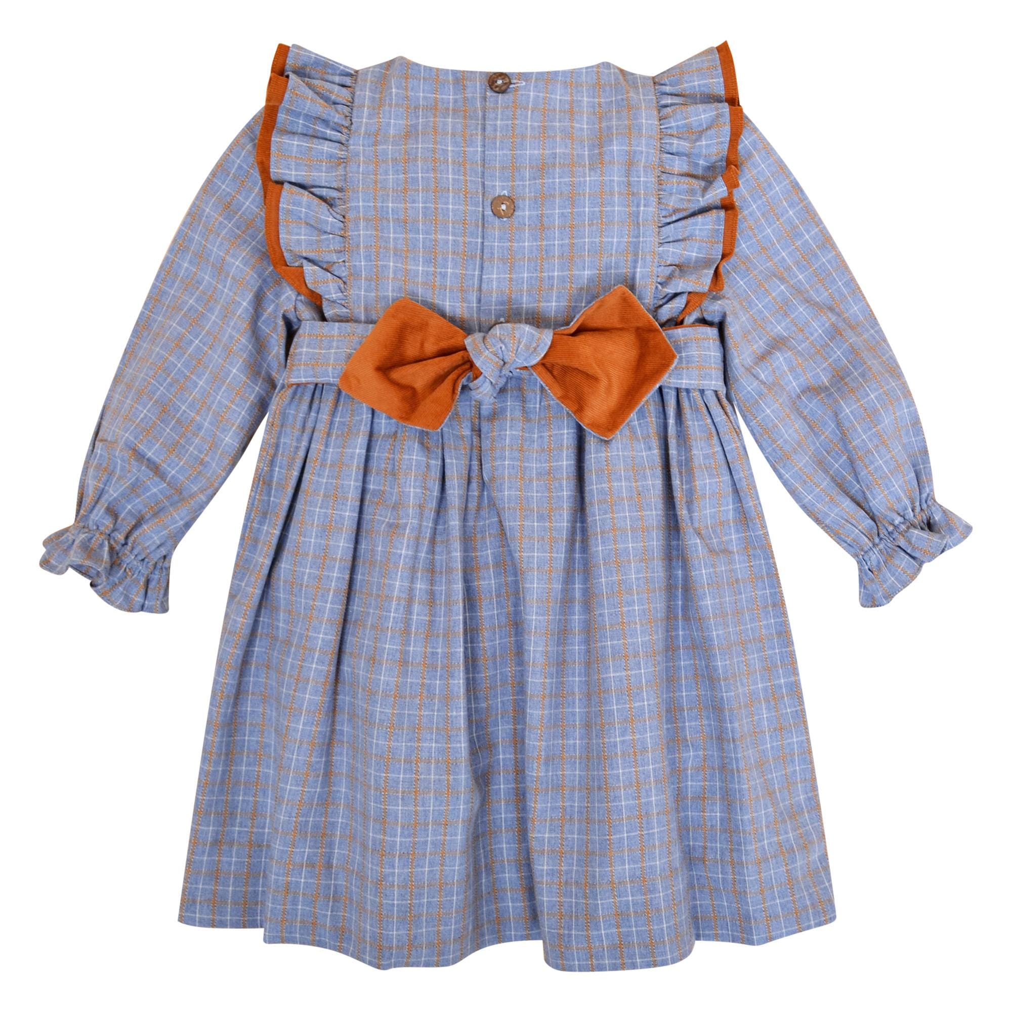 Robe Valentine, encolure ronde, doubles volants sur les épaules, smockée à la taille, en Tartan bleu et cannelle -Valentine dress, round neckline, double ruffles on the shoulders, smocked at the waist, in Blue and cinnamon Tartan