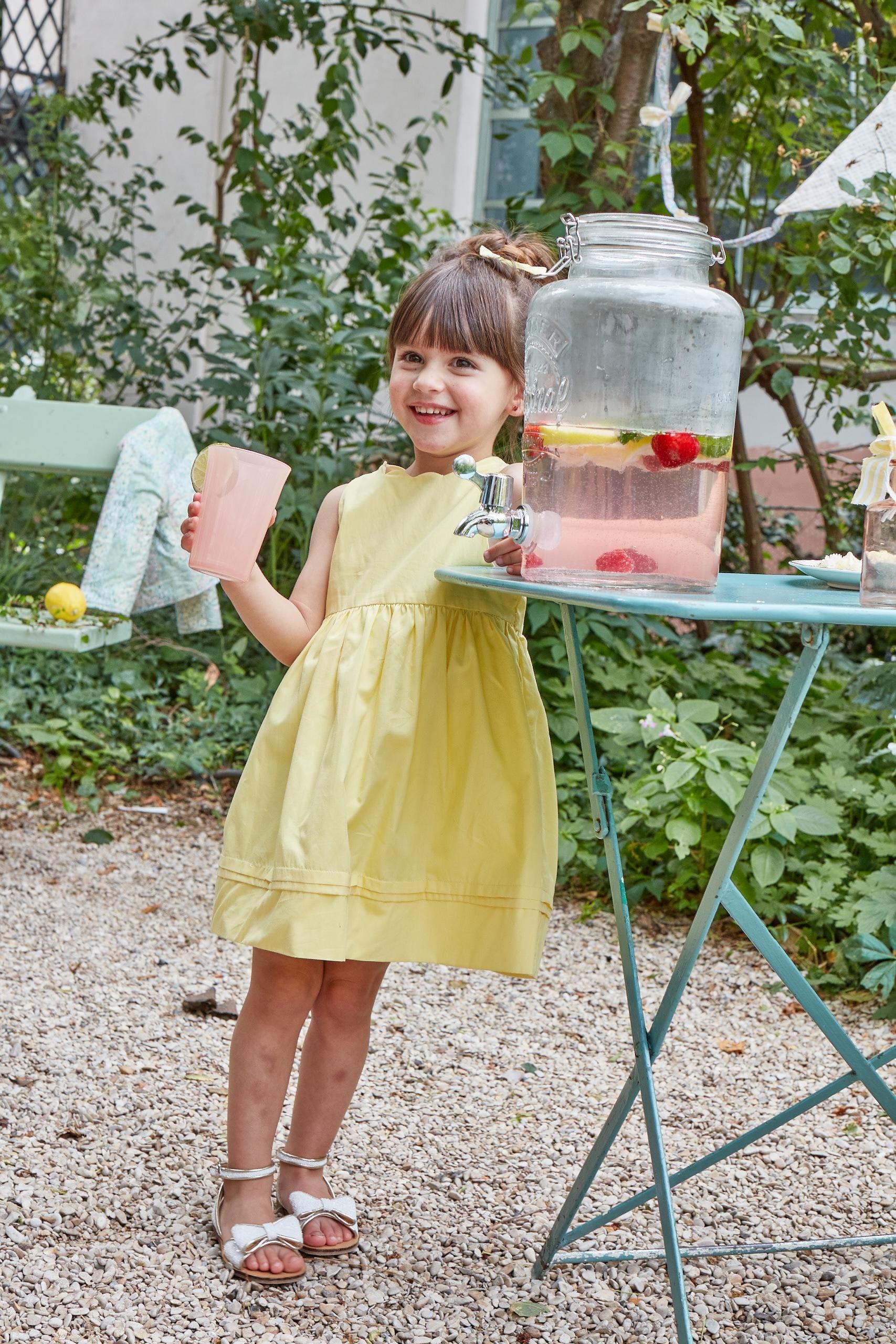 Serena, robe chasuble avec encolure festonnée sur le devant et dans le dos, petits plis dans le bas, en popeline jaune