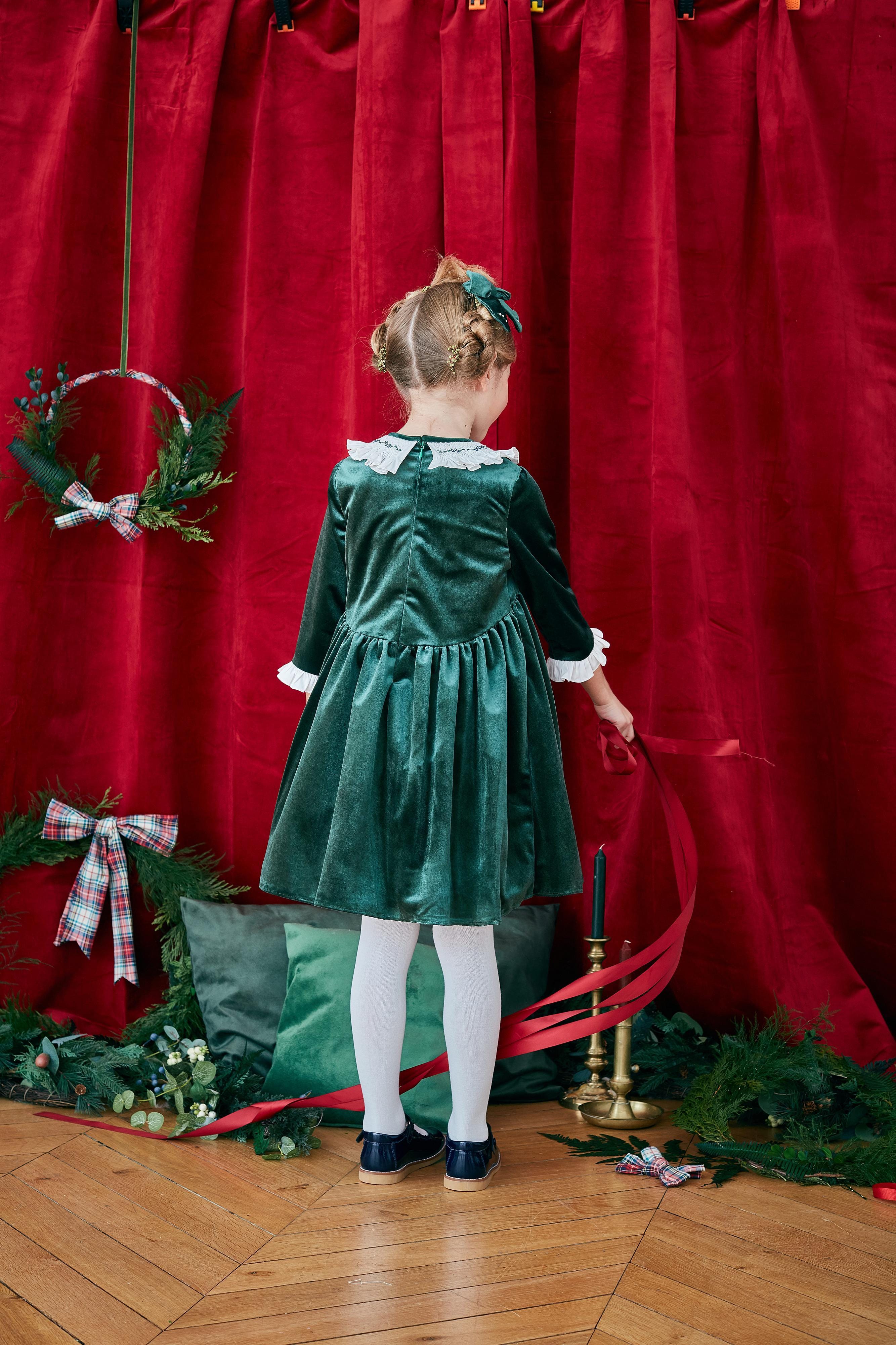 Swann, Robe à col volanté smocké et brodé, découpe taille arrondie, ouverture dos zippée, en velours vert Emeraude - Swann, Dress with smocked and embroidered ruffle collar, rounded waist cutout, zipped back opening, in Emerald green velvet