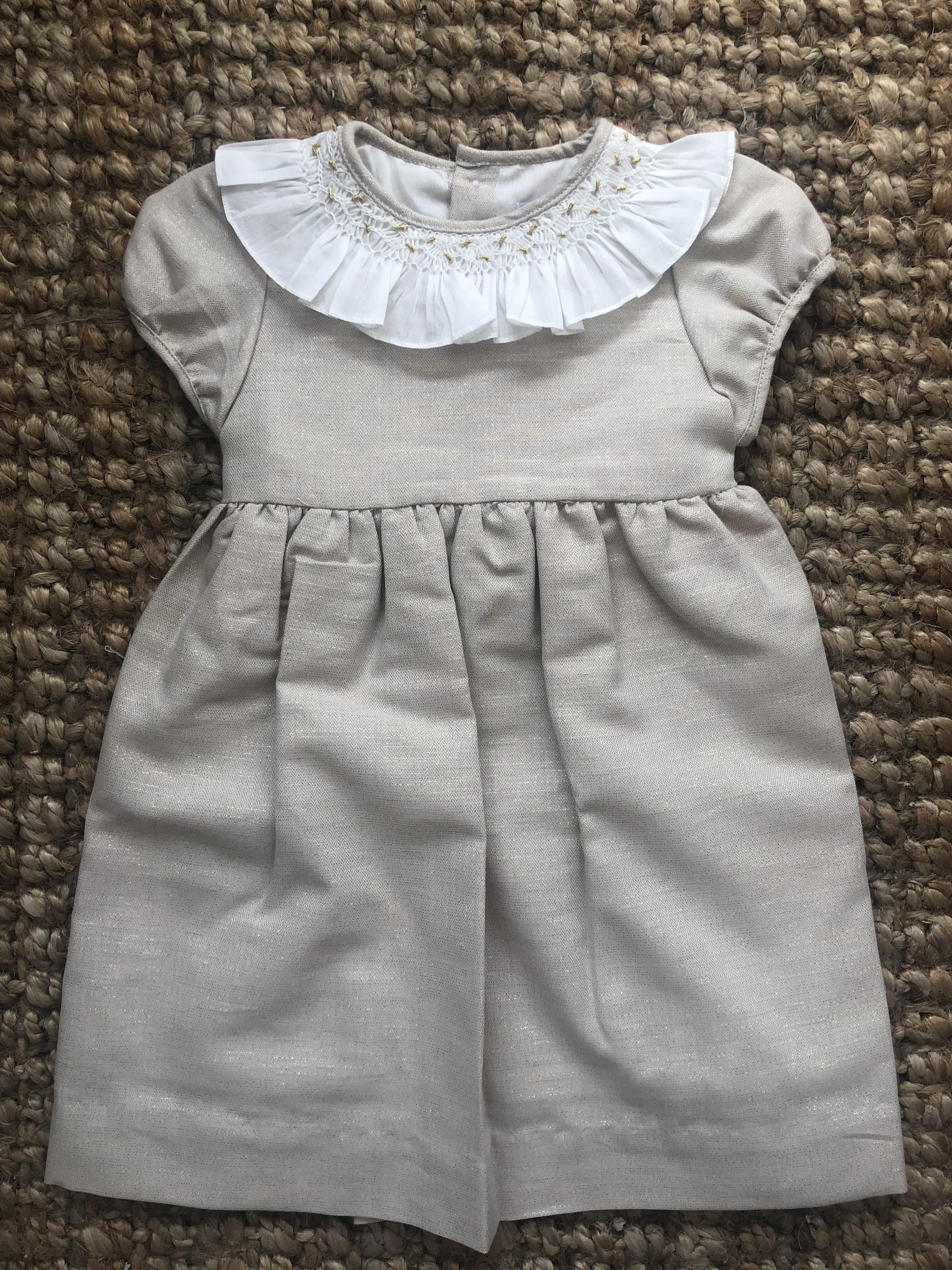 Thaïs, Robe en chevron beige et doré