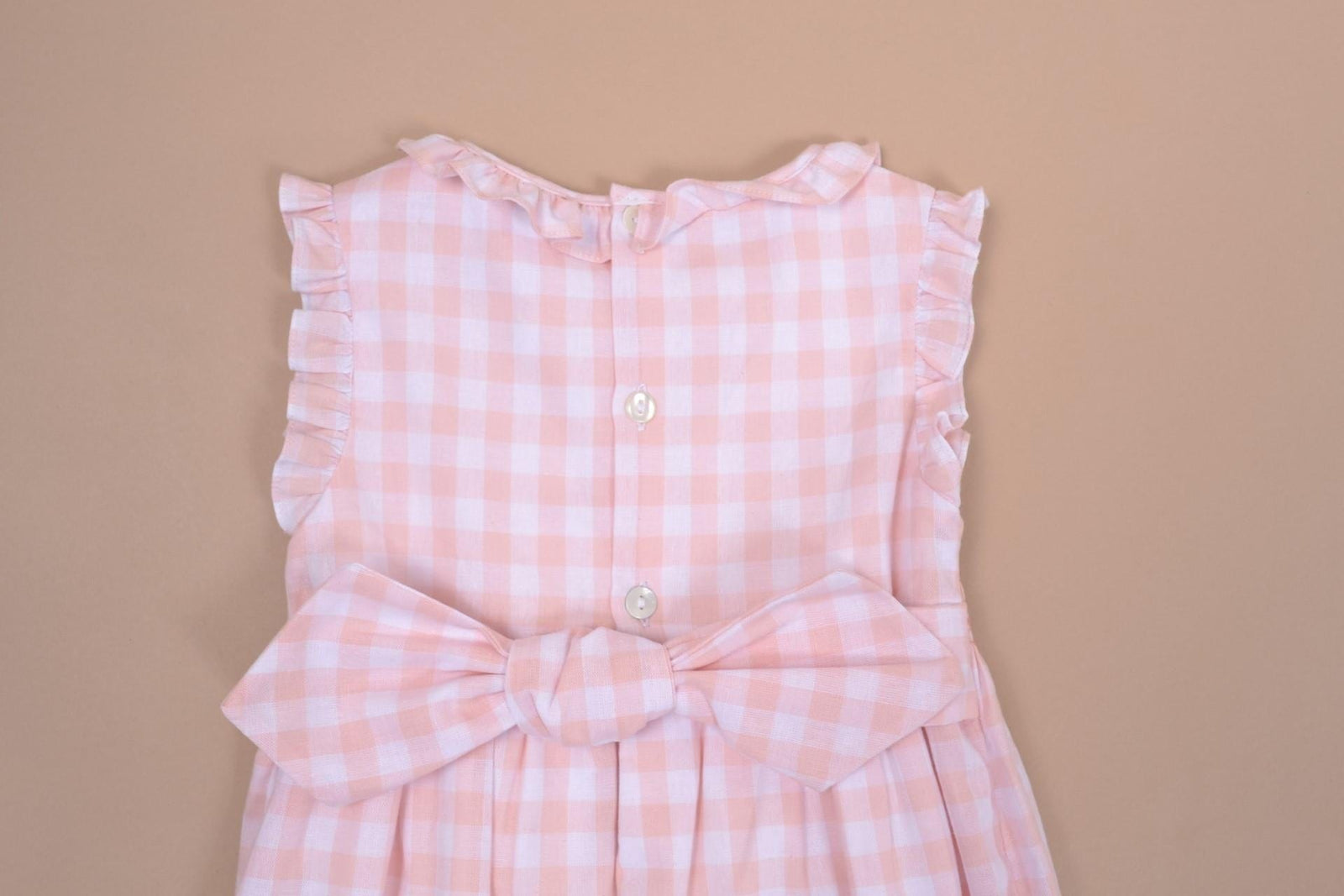 AcaciaSleeveless dress with ruffled collar and sleeves, smock at the waist,  nude gingham 10mm