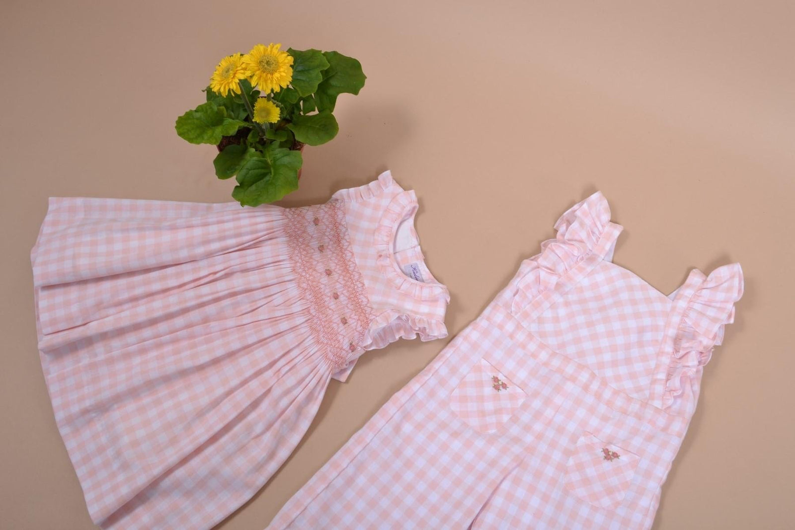 AcaciaSleeveless dress with ruffled collar and sleeves, smock at the waist,  nude gingham 10mm