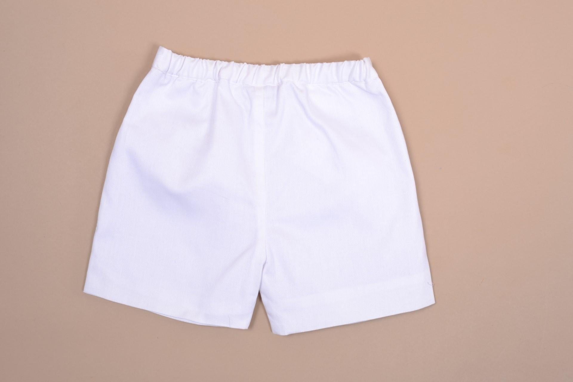 Achilea, short à pinces, 2 boutons en corozzo sur le devant, en piqué de coton blanc - pleated shorts, 2 corozzo buttons on the front, in white cotton piqué