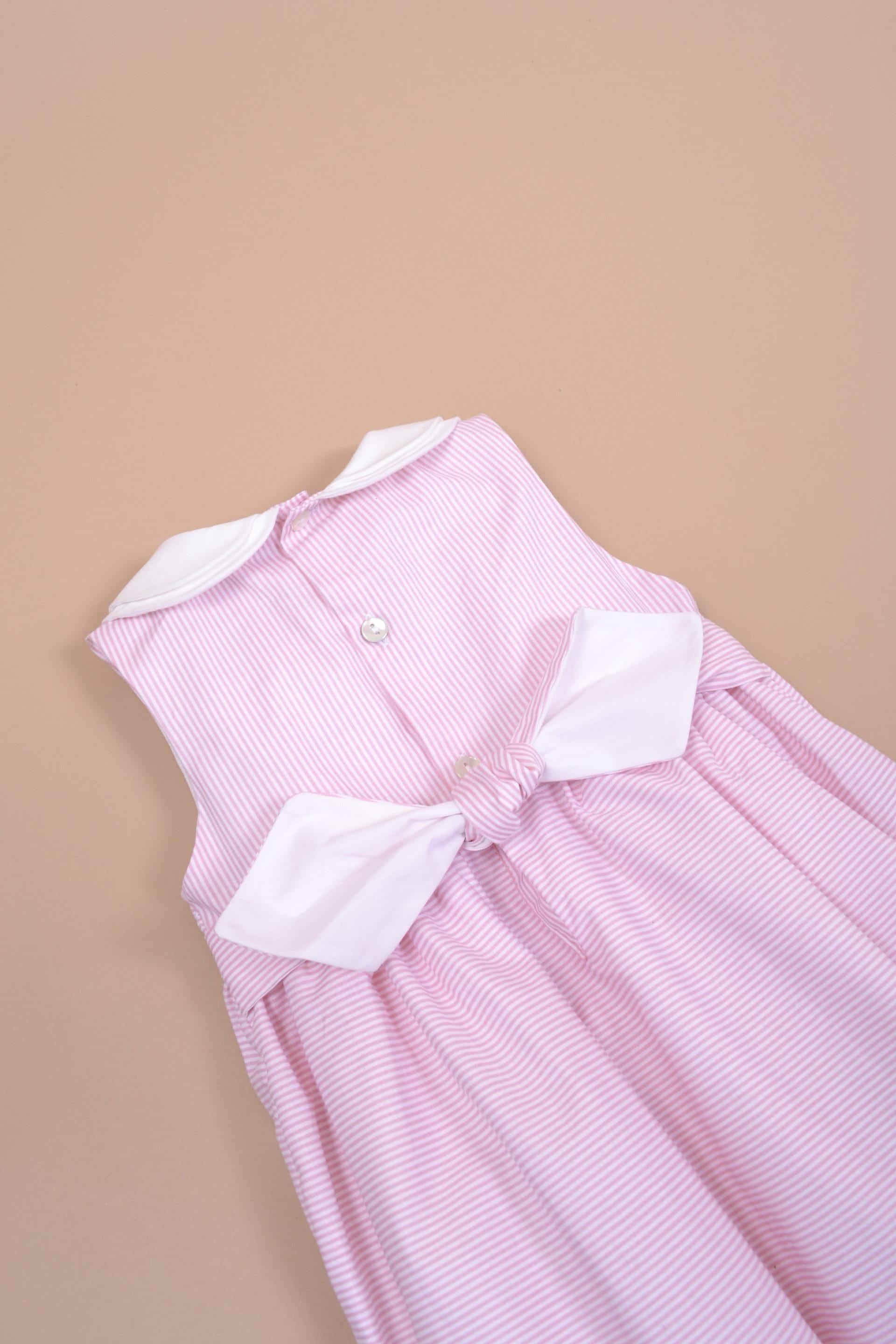 Azalée, robe sans manche, col claudine, smockée à la taille, en petites rayures roses et blanches 1mm - sleeveless dress, peter pan collar, smocked at the waist, in small pink and white stripes 1mm