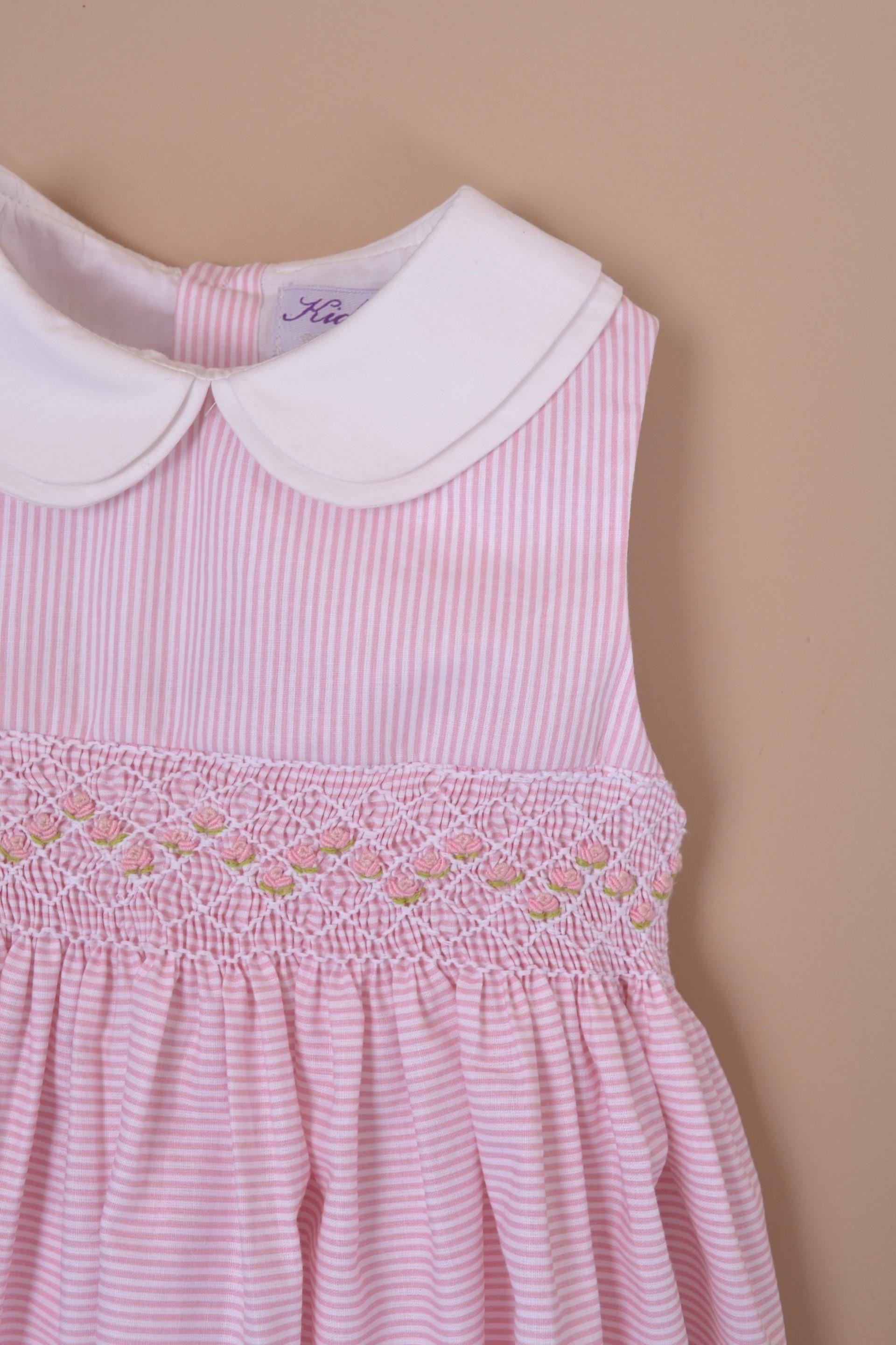 Azalée, robe sans manche, col claudine, smockée à la taille, en petites rayures roses et blanches 1mm - sleeveless dress, peter pan collar, smocked at the waist, in small pink and white stripes 1mm