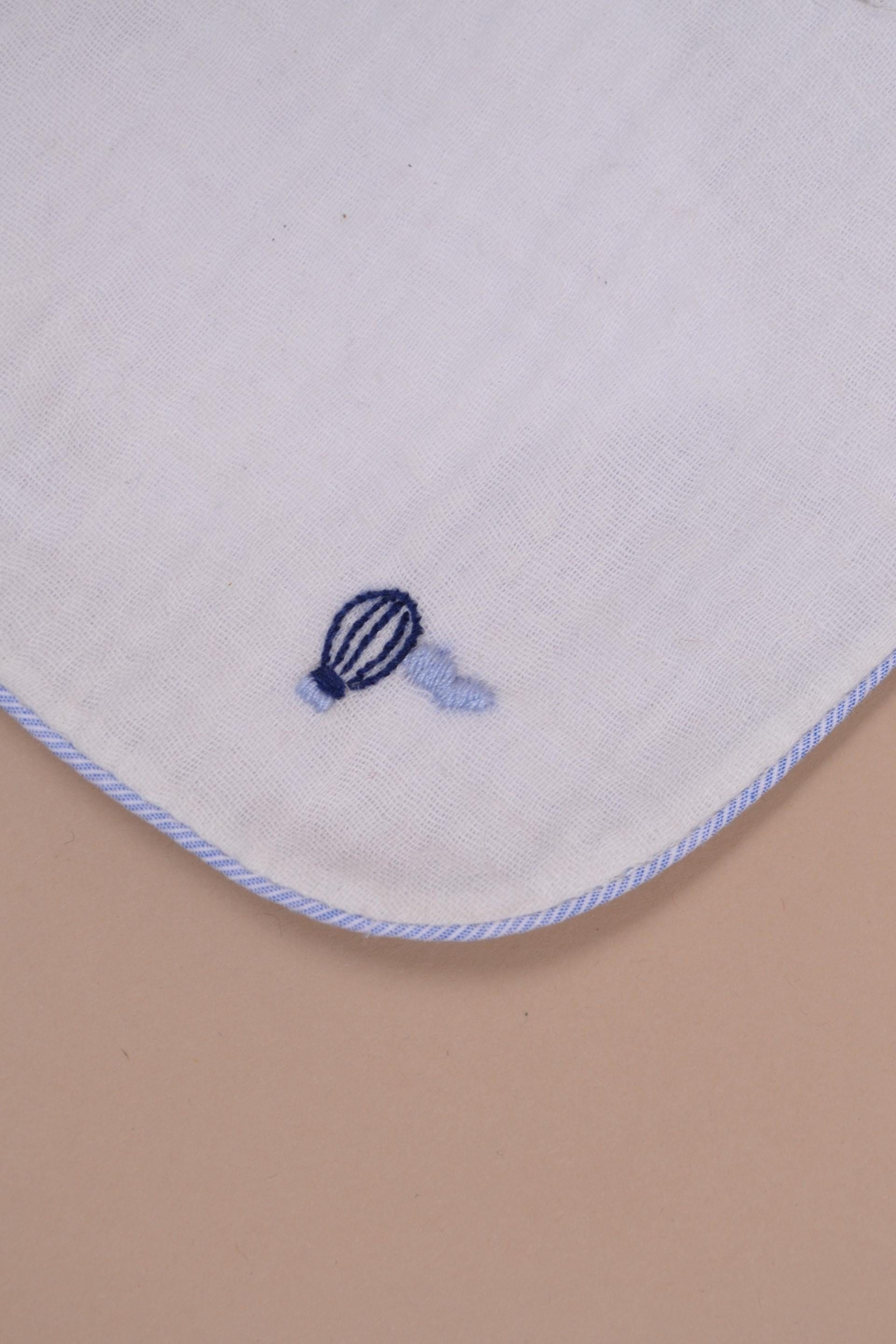 Bavoir, Bavoir brodé montglolfière, liseret en rayures bleues et blanches - Hand-embroidered bib of an air baloom, piping in blue stripes