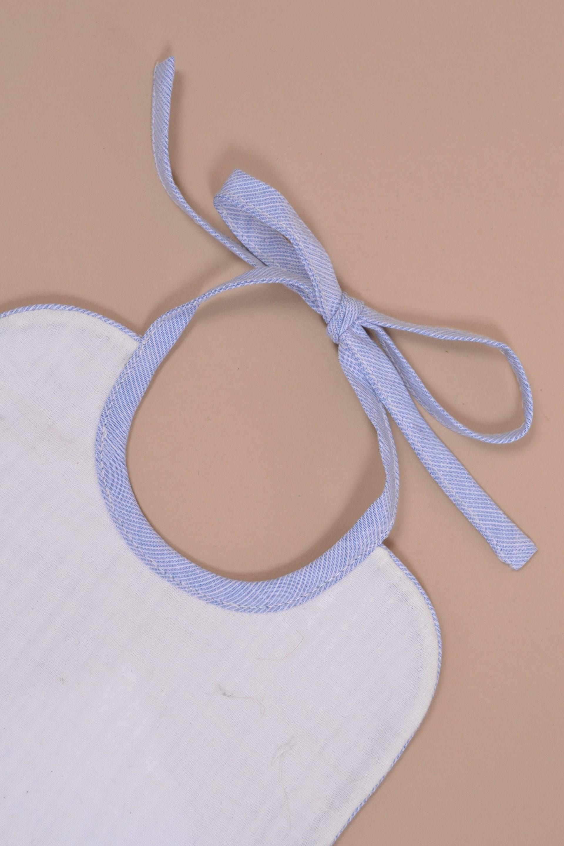 Bavoir, Bavoir brodé montglolfière, liseret en rayures bleues et blanches - Hand-embroidered bib of an air baloom, piping in blue stripes